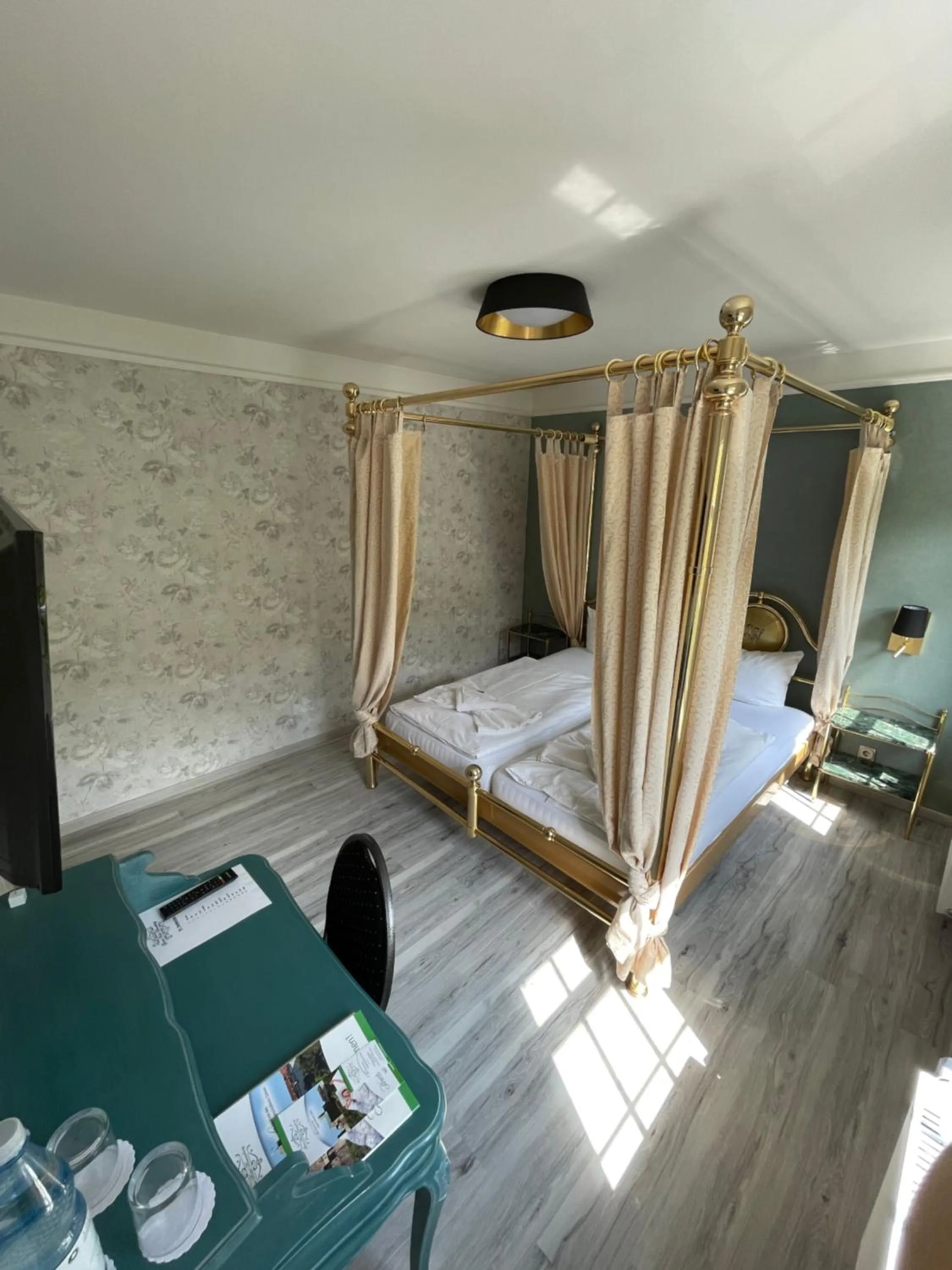 wedding, Bed in Hotel Hennesburg