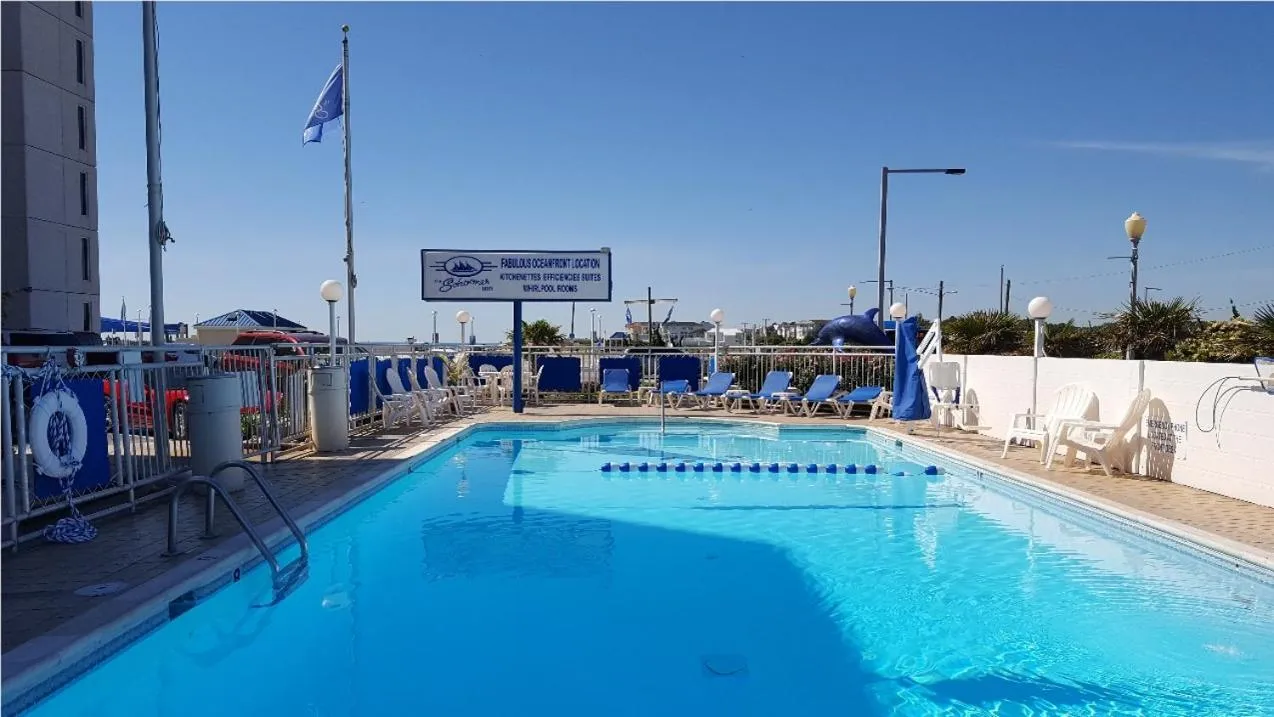 Swimming pool in The Schooner Inn