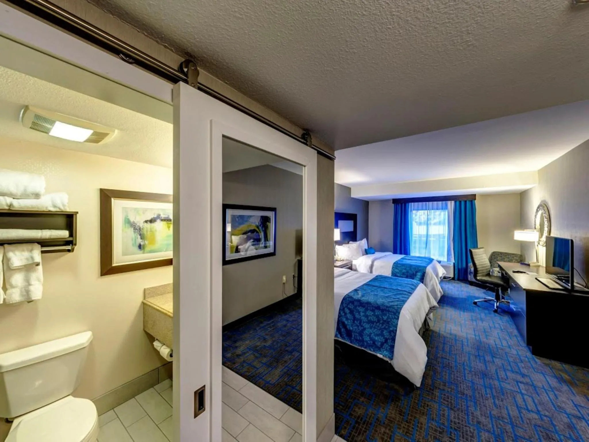 Photo of the whole room, Bed in Holiday Inn & Suites Syracuse Airport - Liverpool by IHG
