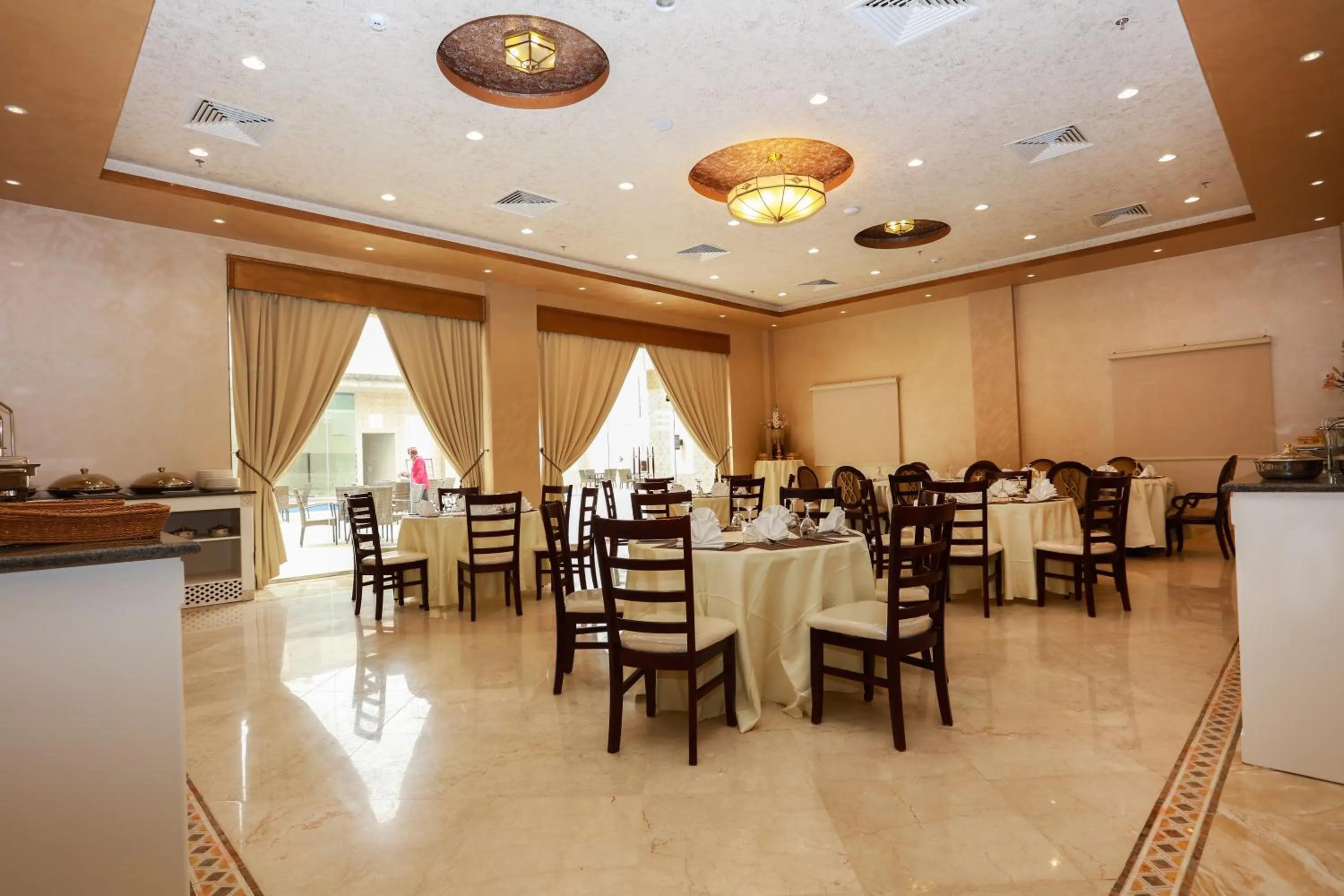 Restaurant/places to eat in فندق هلا ان