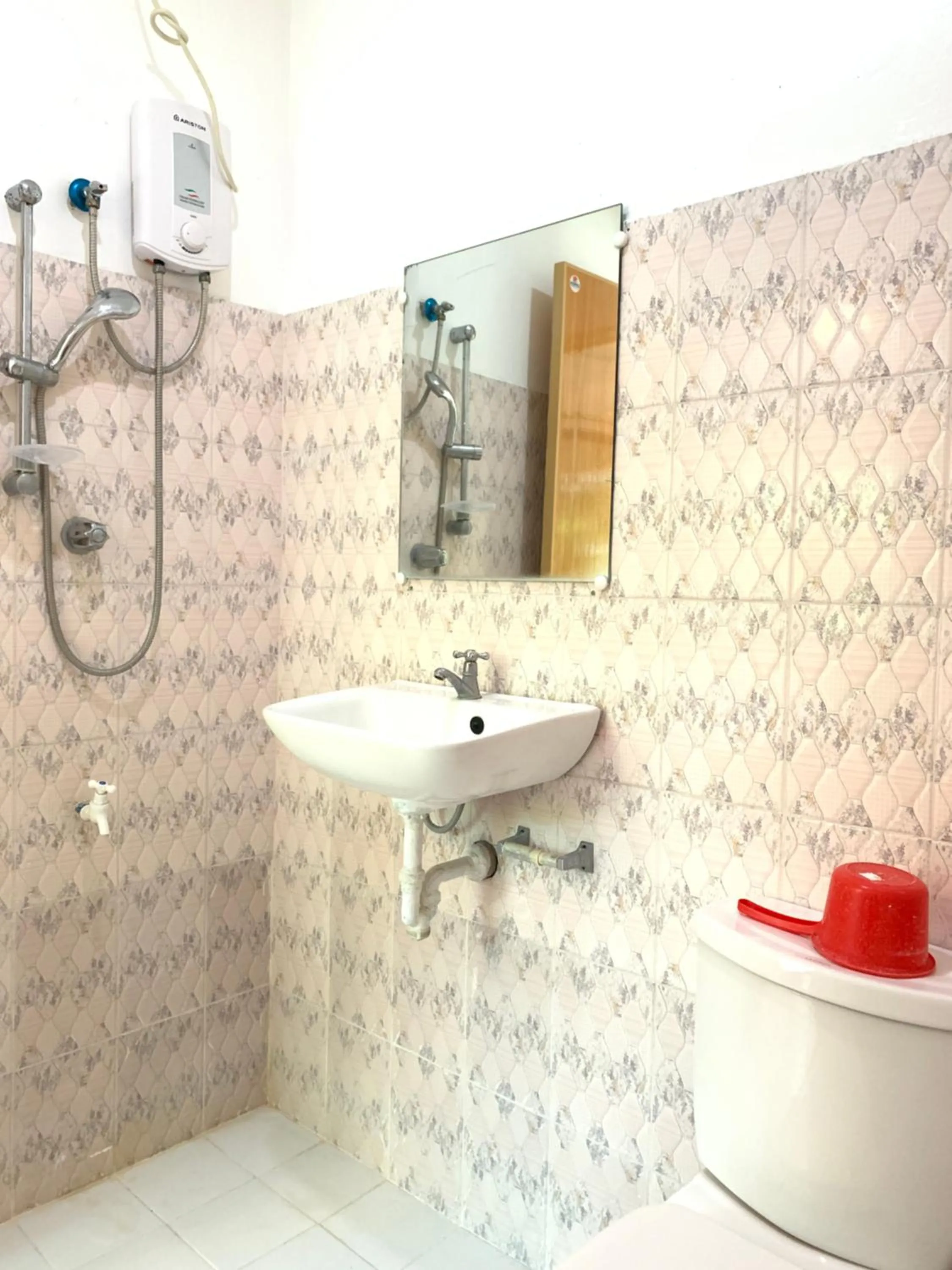 Shower in Luna Oslob Travellers Inn