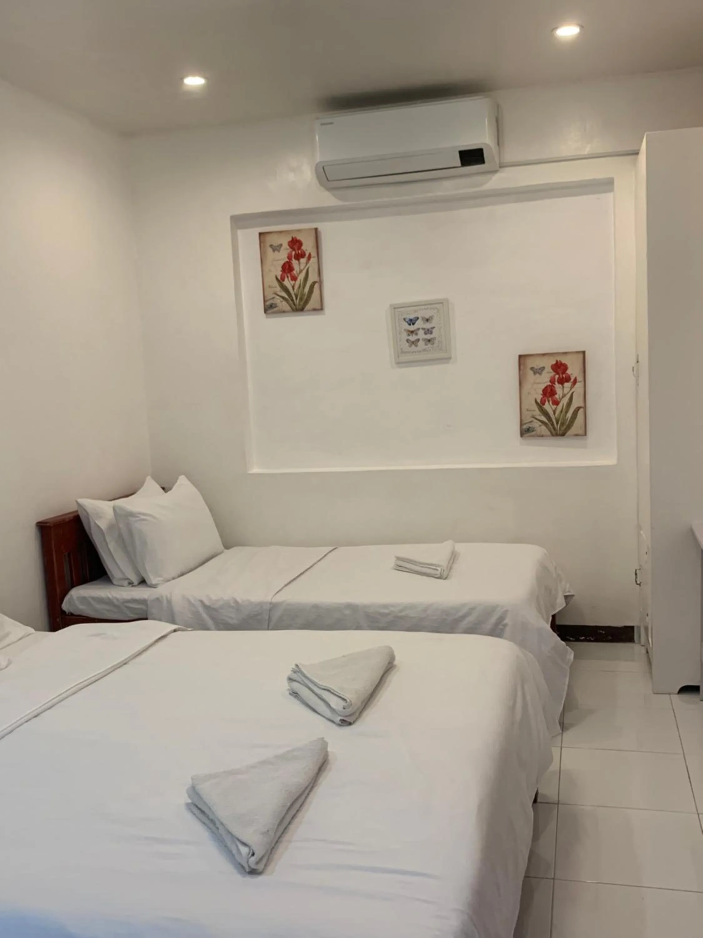 Property building, Bed in Luna Oslob Travellers Inn