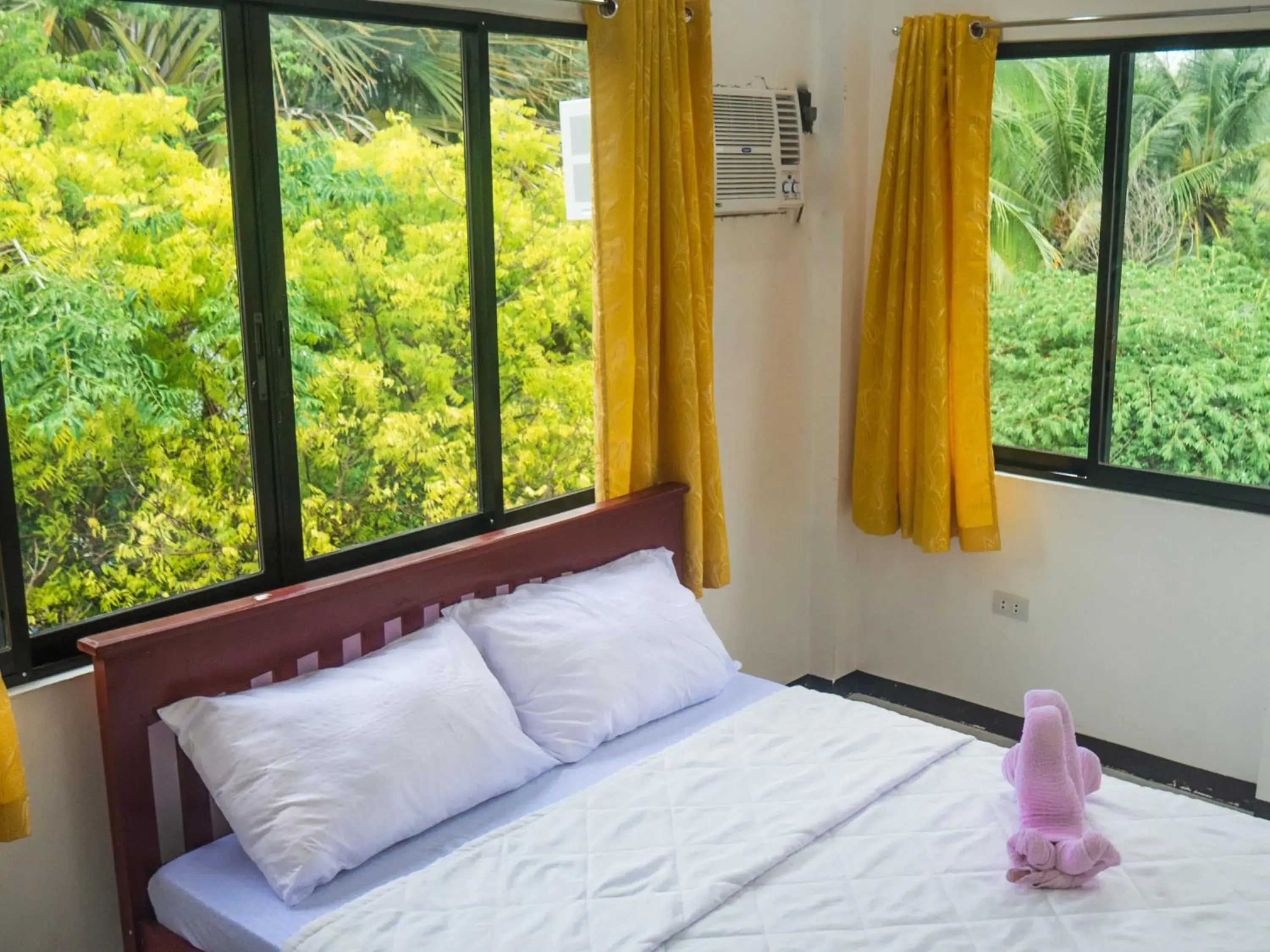 Mountain View Double Room with Shared Bathroom in Luna Oslob Travellers Inn Mountain View Double Room with Shared Bathroom in Luna Oslob Travellers Inn