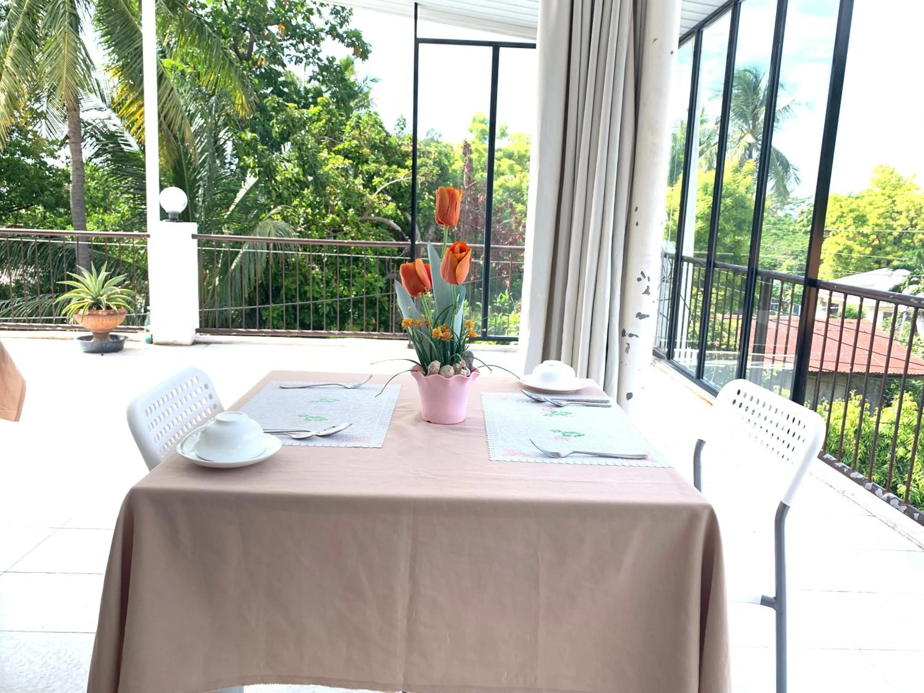 Restaurant/places to eat in Luna Oslob Travellers Inn