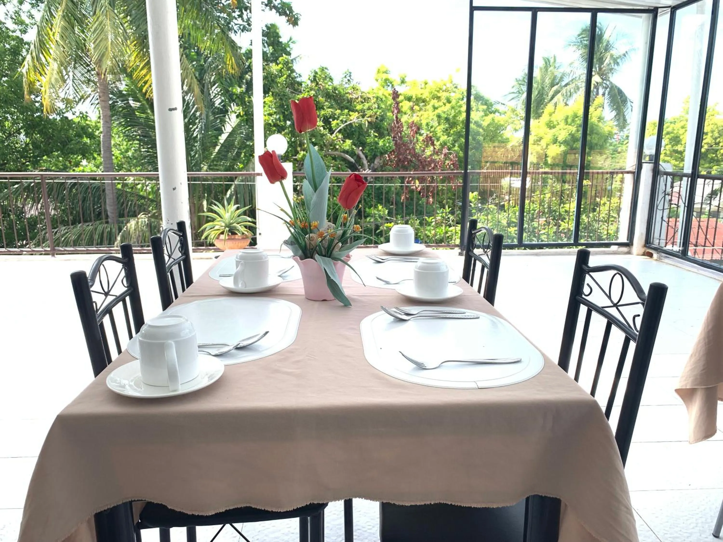 Restaurant/places to eat in Luna Oslob Travellers Inn