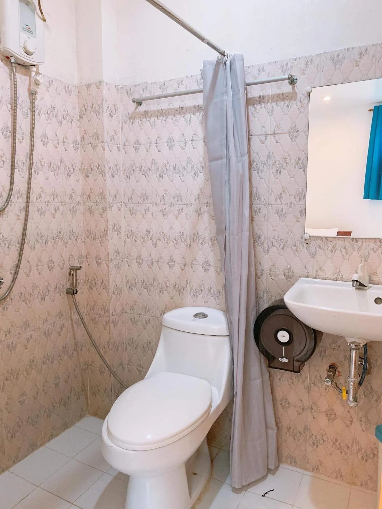 Shower in Luna Oslob Travellers Inn