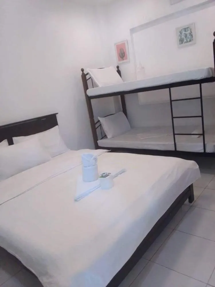 Bed in Luna Oslob Travellers Inn
