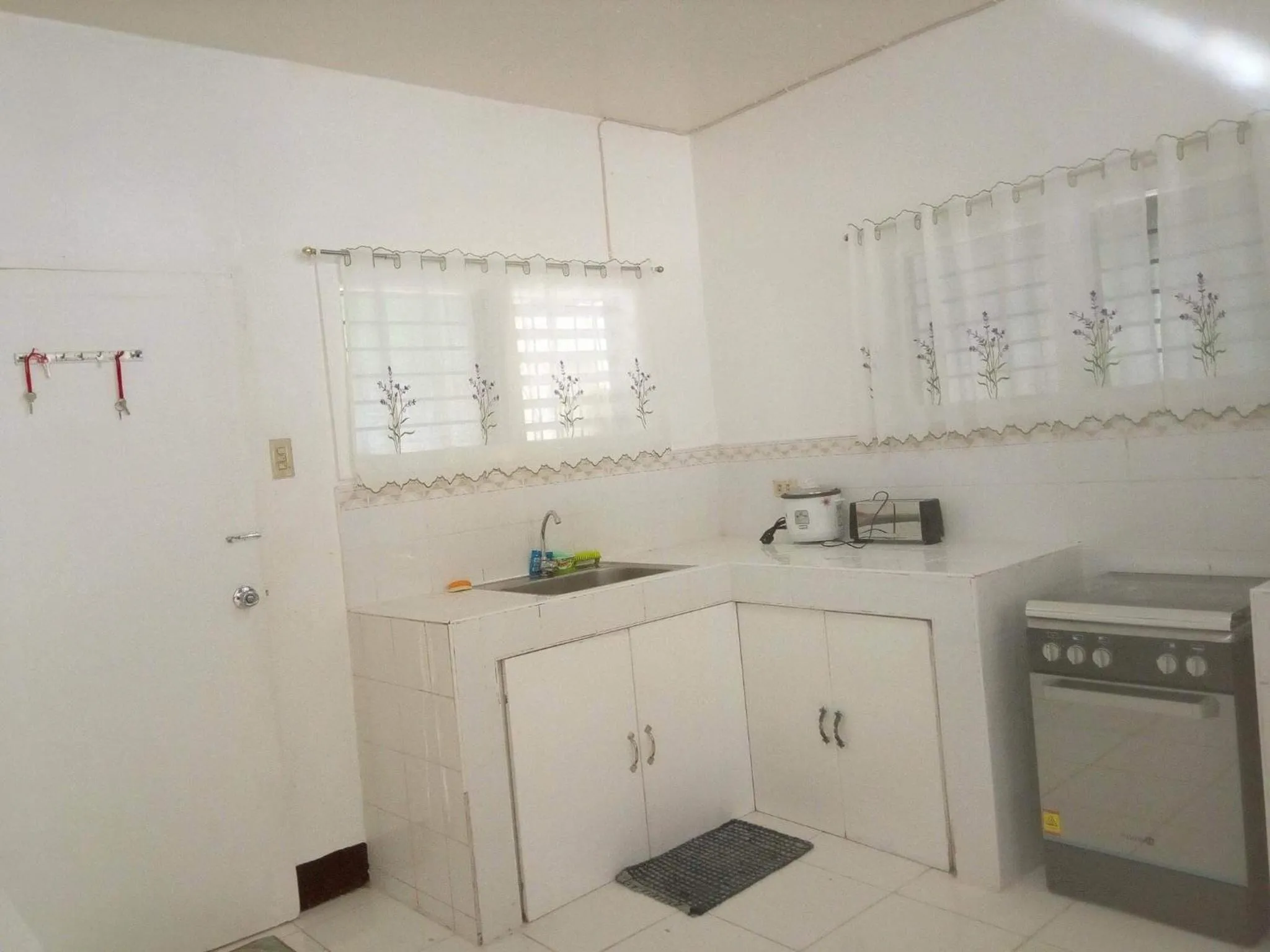 Communal kitchen in Luna Oslob Travellers Inn