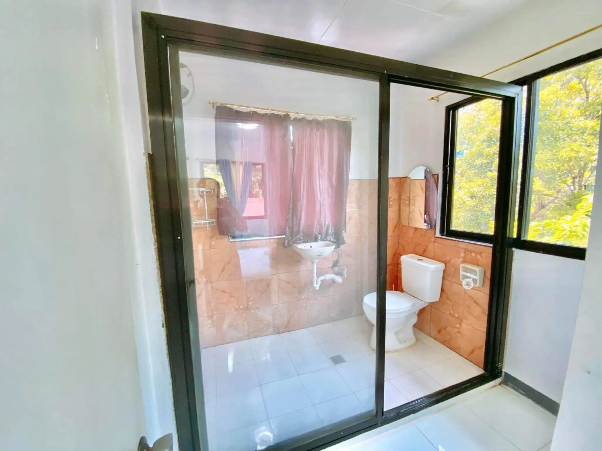 Shower in Luna Oslob Travellers Inn