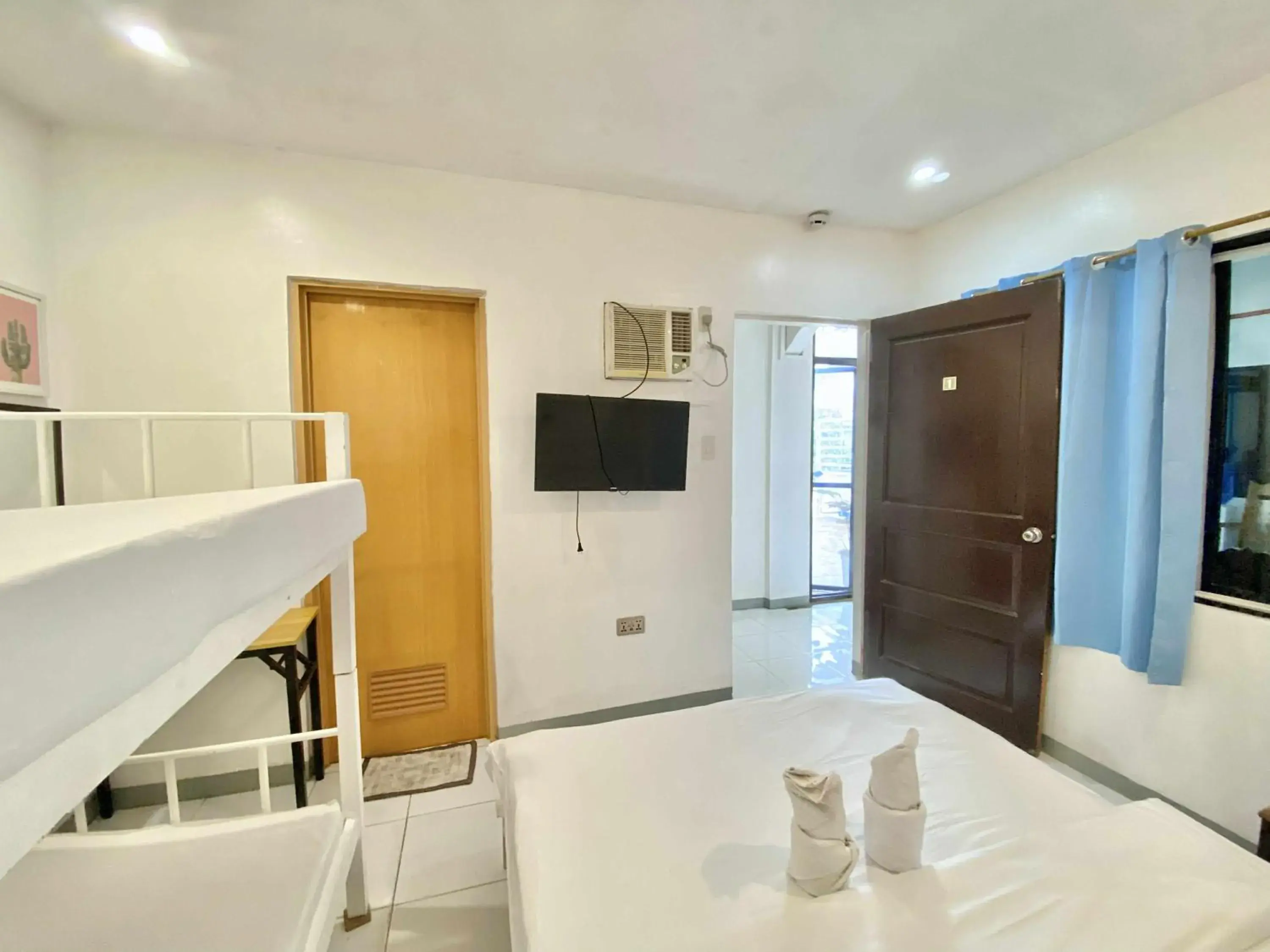 Quadruple Room in Luna Oslob Travellers Inn Quadruple Room in Luna Oslob Travellers Inn