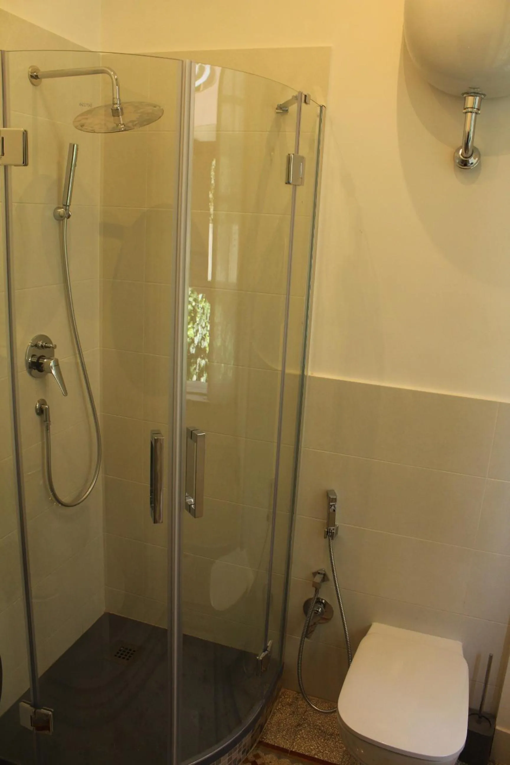 Shower in Agnes Roma