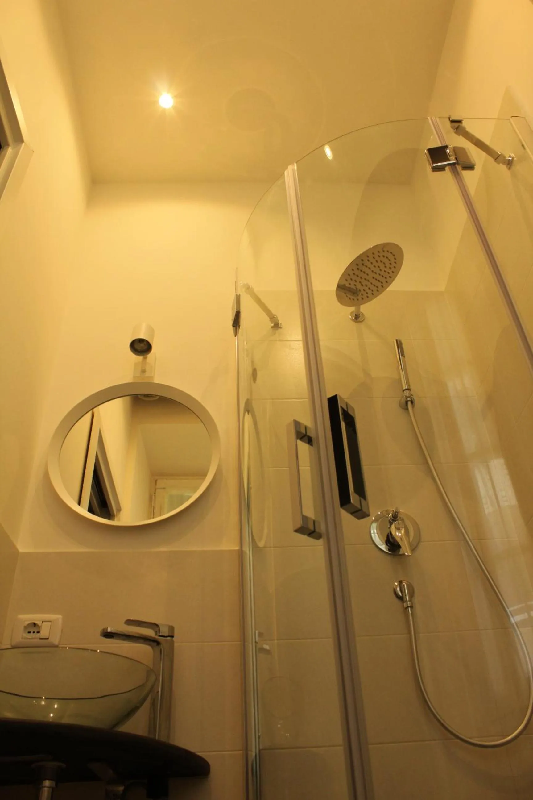 Shower in Agnes Roma