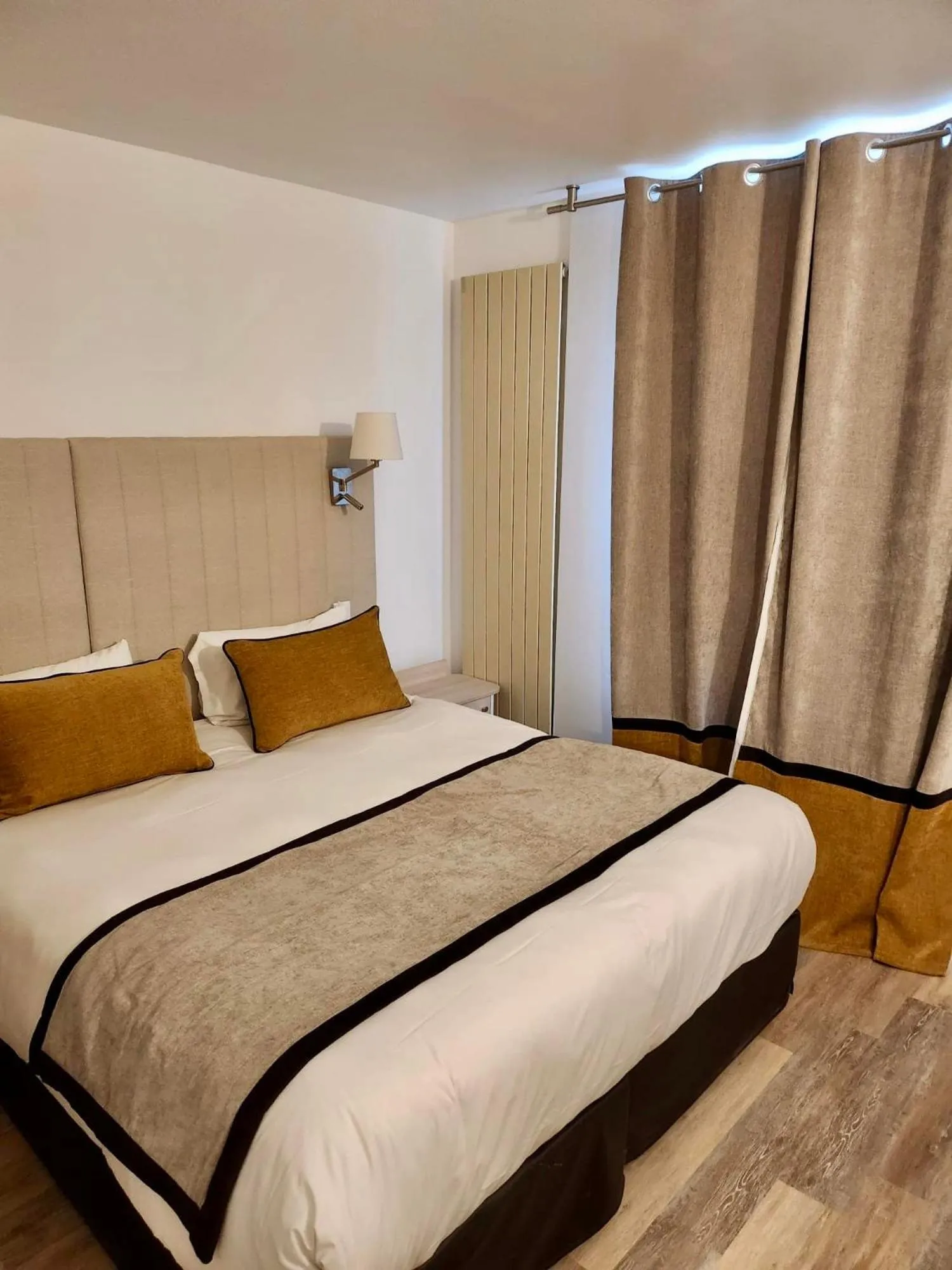 Shower, Bed in Hôtel Derby Eiffel