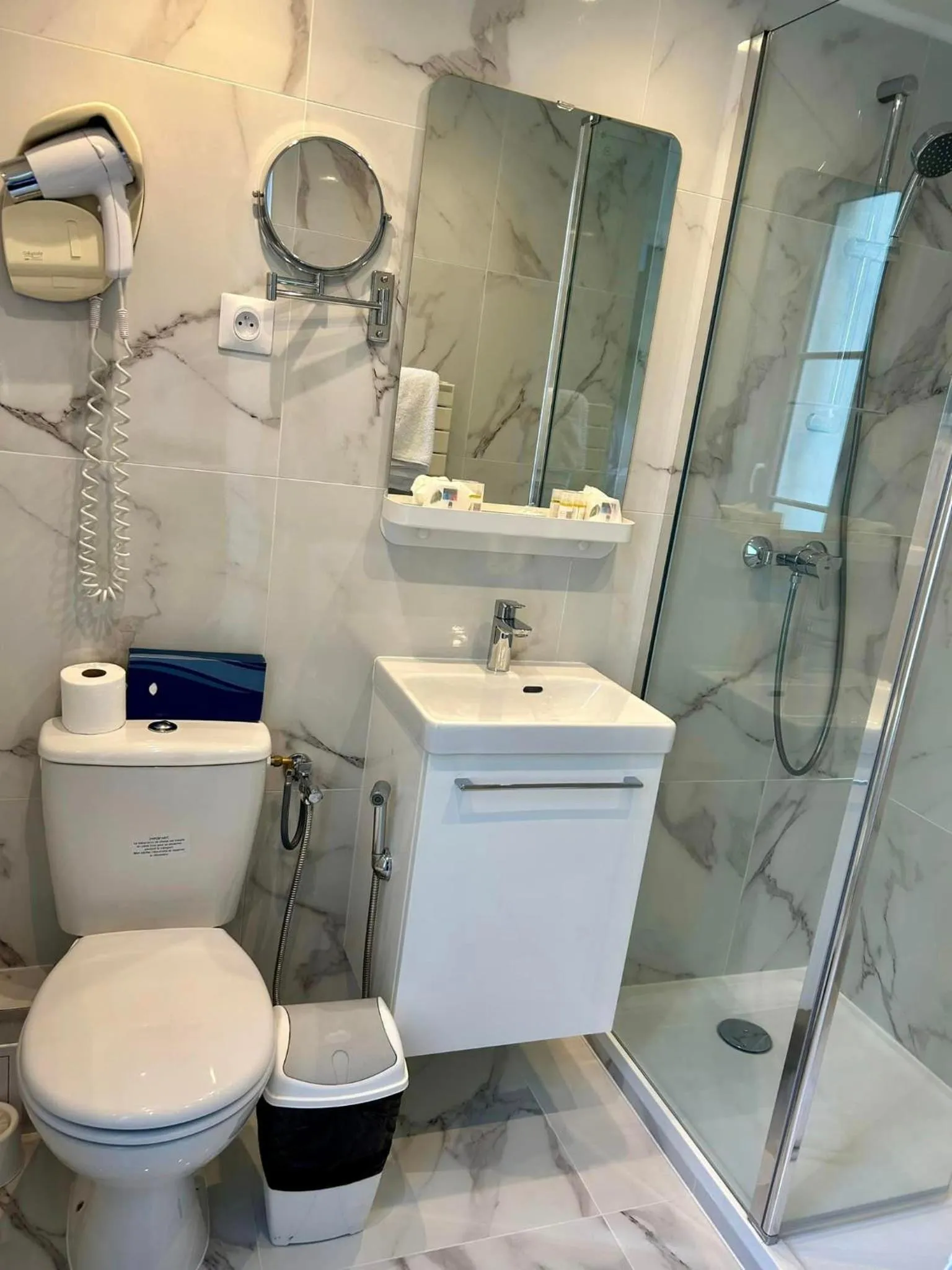 Toilet in Hôtel Derby Eiffel