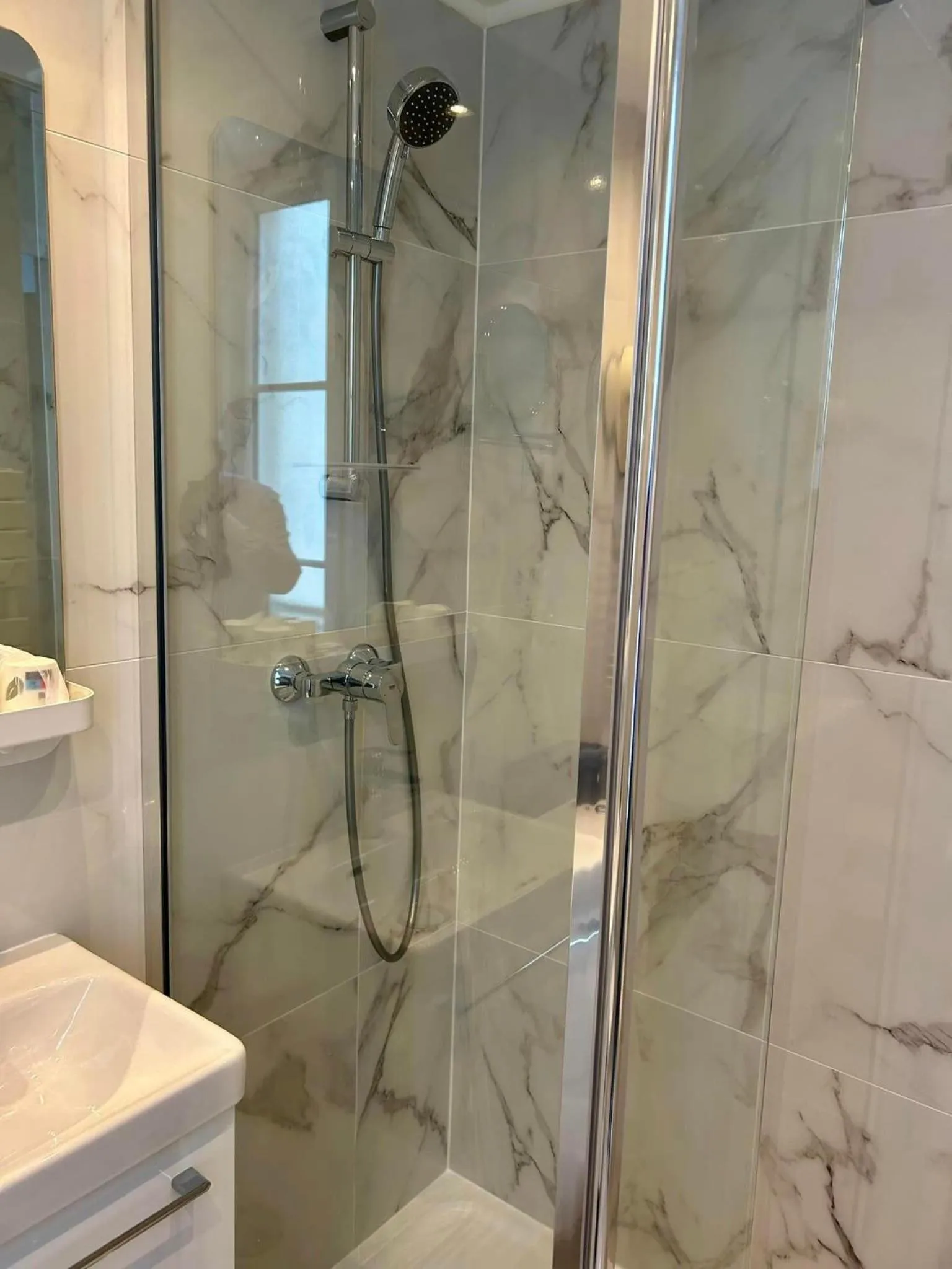 Shower in Hôtel Derby Eiffel