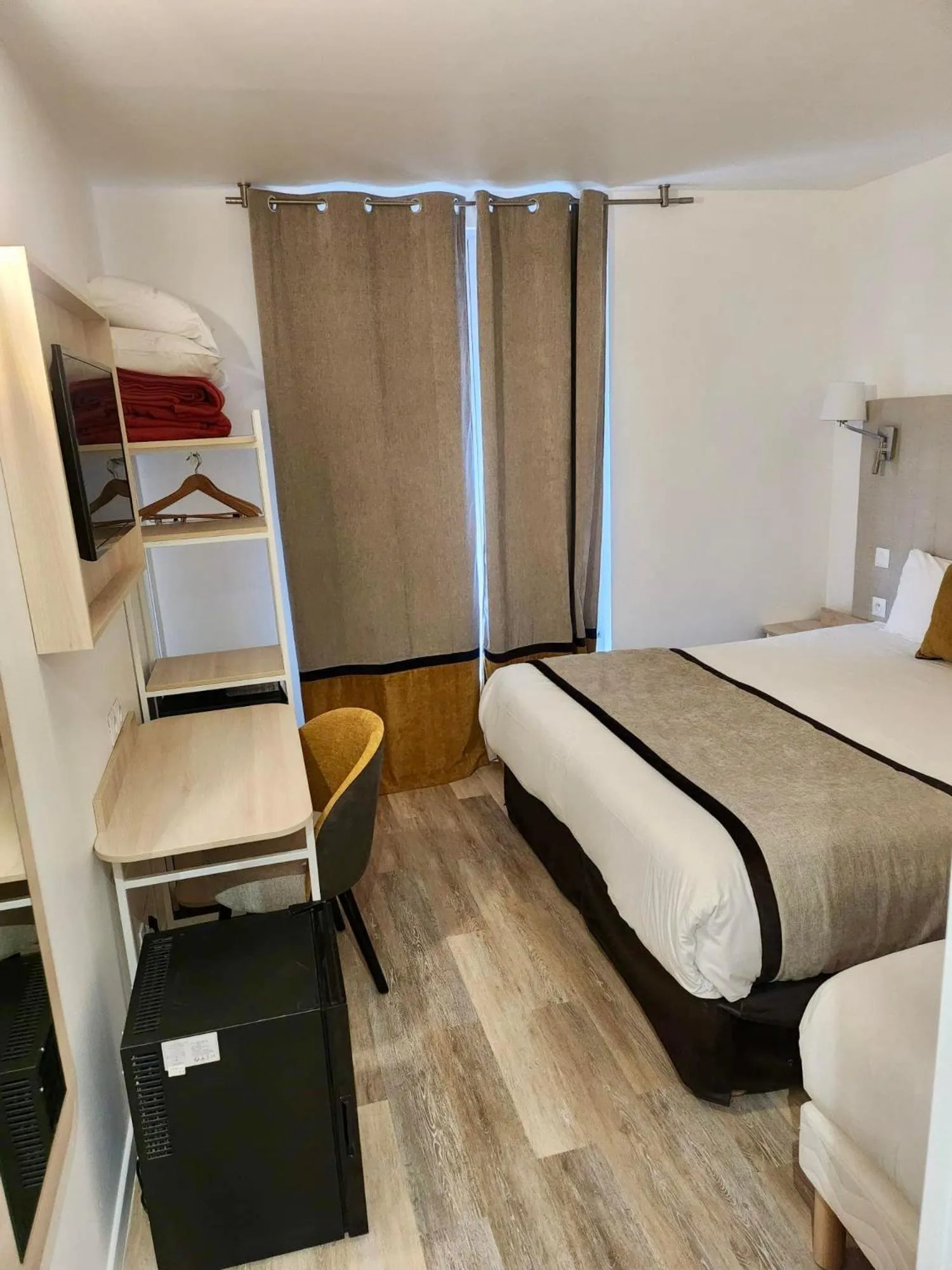 Bedroom, Bed in Hôtel Derby Eiffel