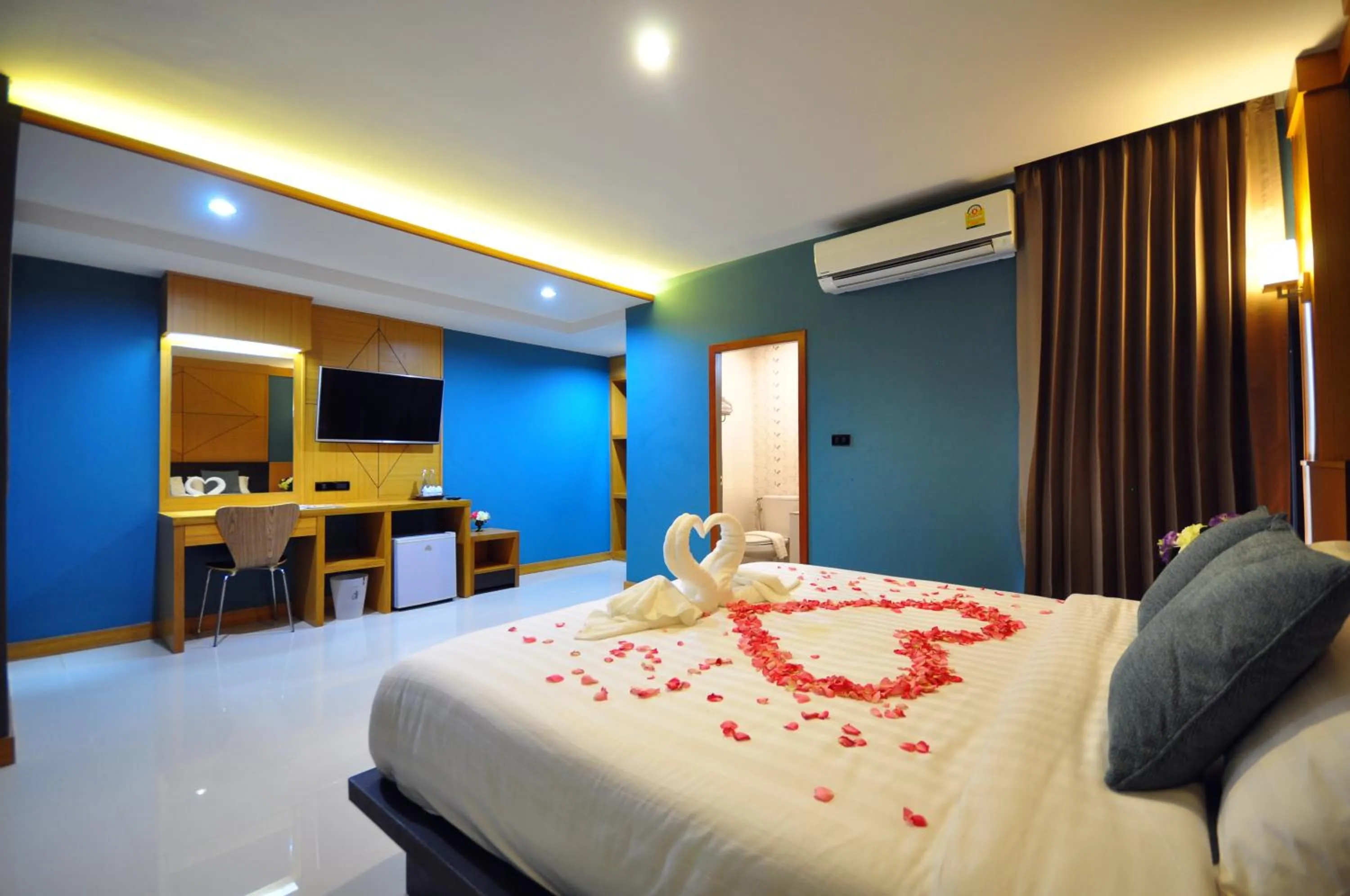 Photo of the whole room, Bed in Chiangmai S.P. Hotel