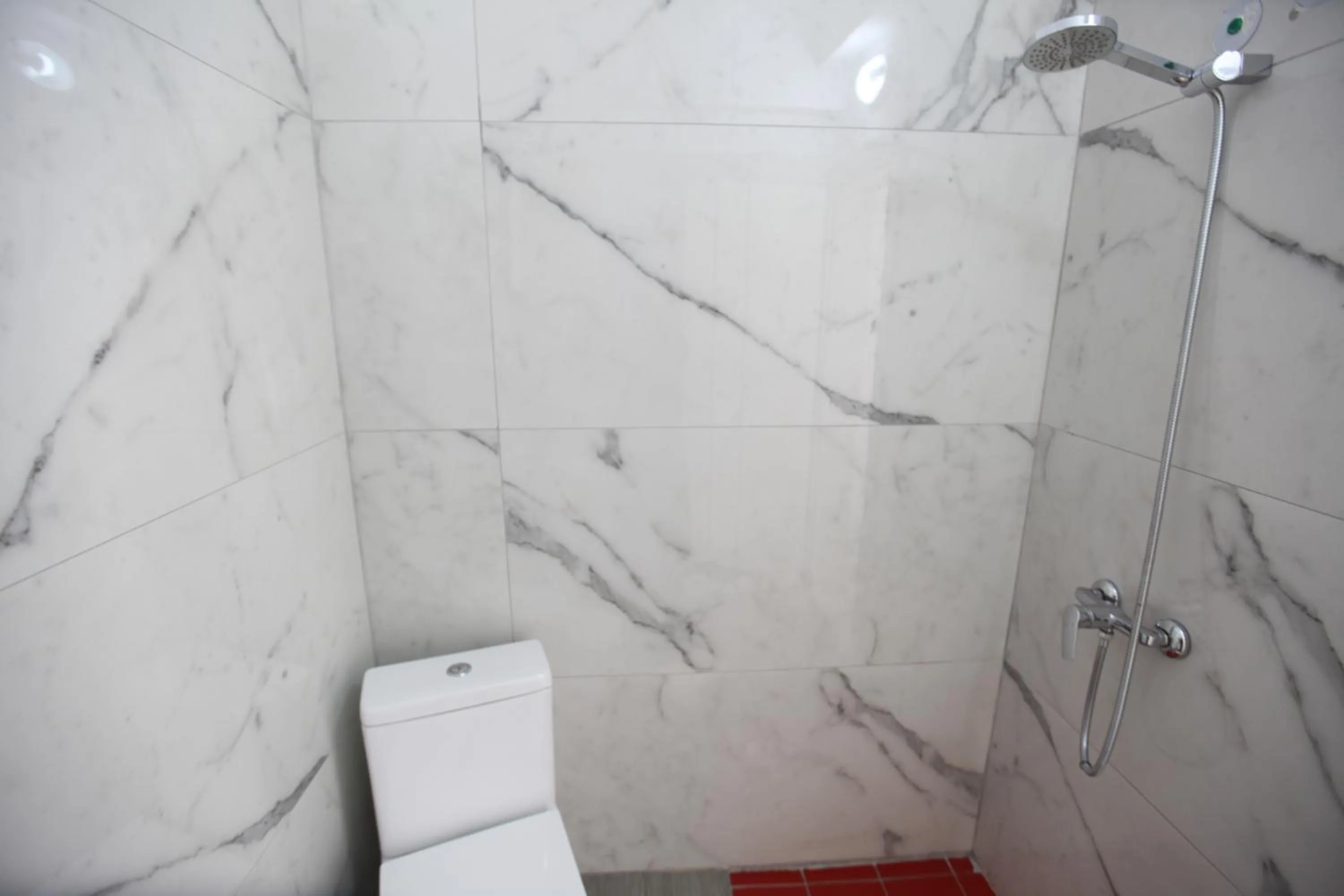 Bathroom in Ksamil Central Park Hotel