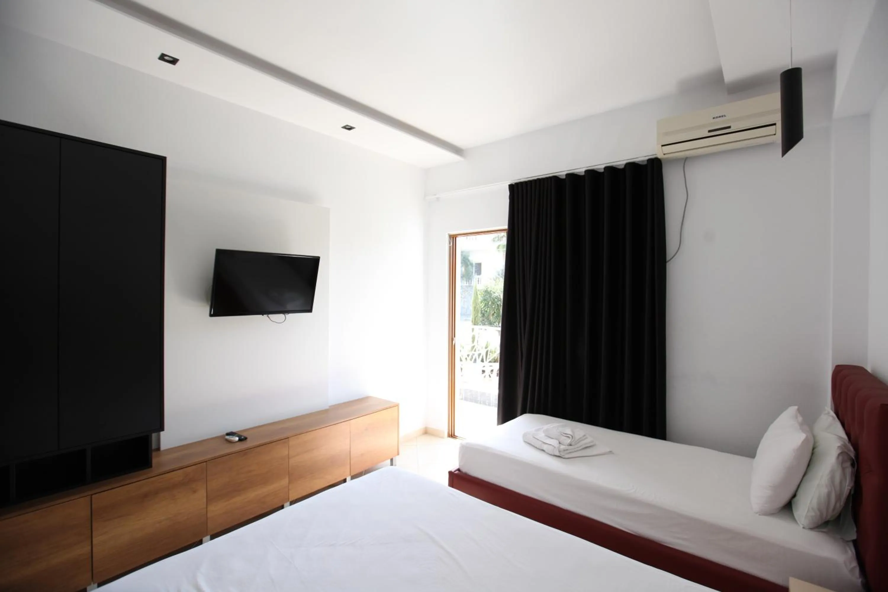 Communal lounge/ TV room, Bed in Ksamil Central Park Hotel