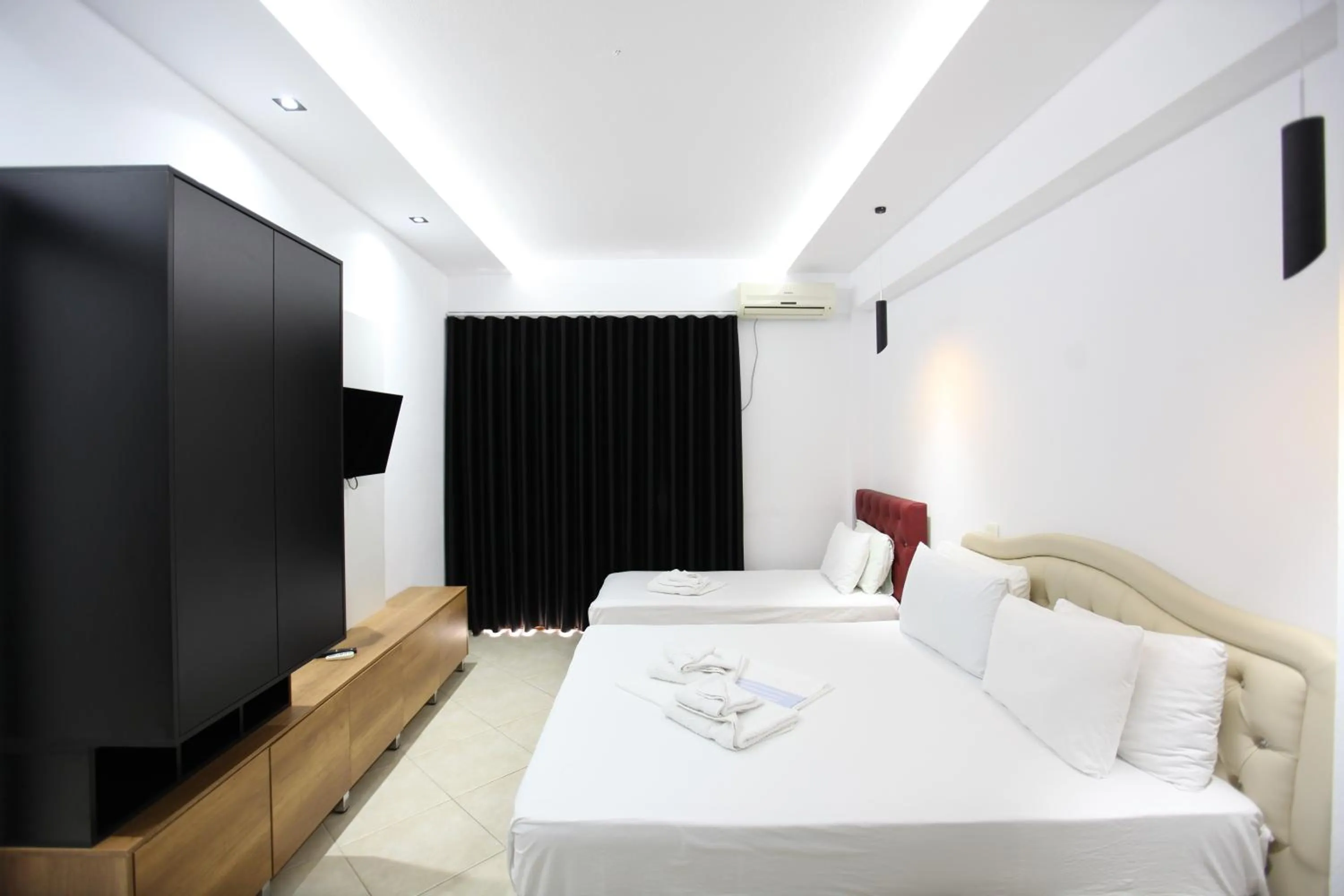 Communal lounge/ TV room, Bed in Ksamil Central Park Hotel