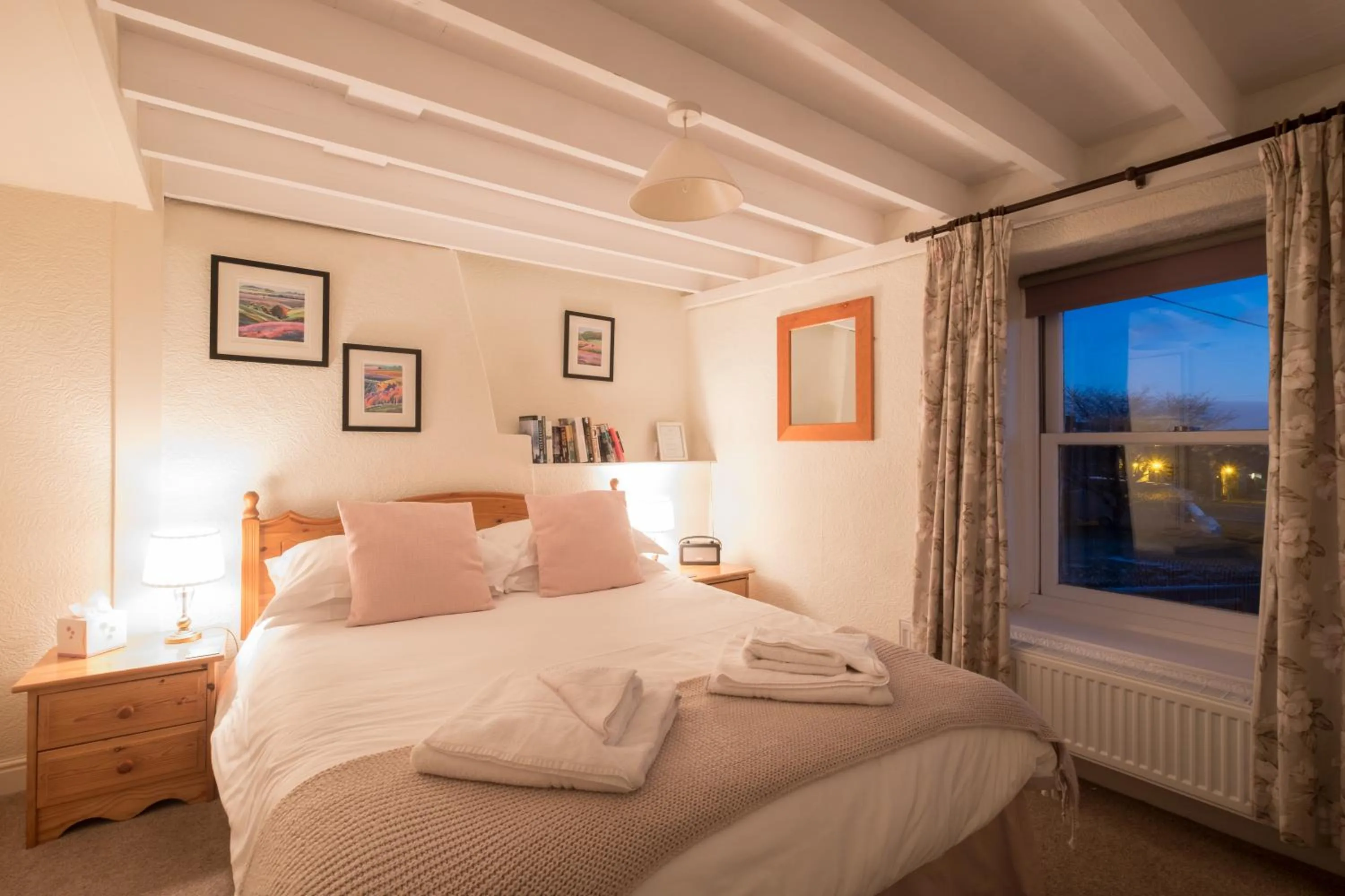 Bed in The Horseshoe Country Inn