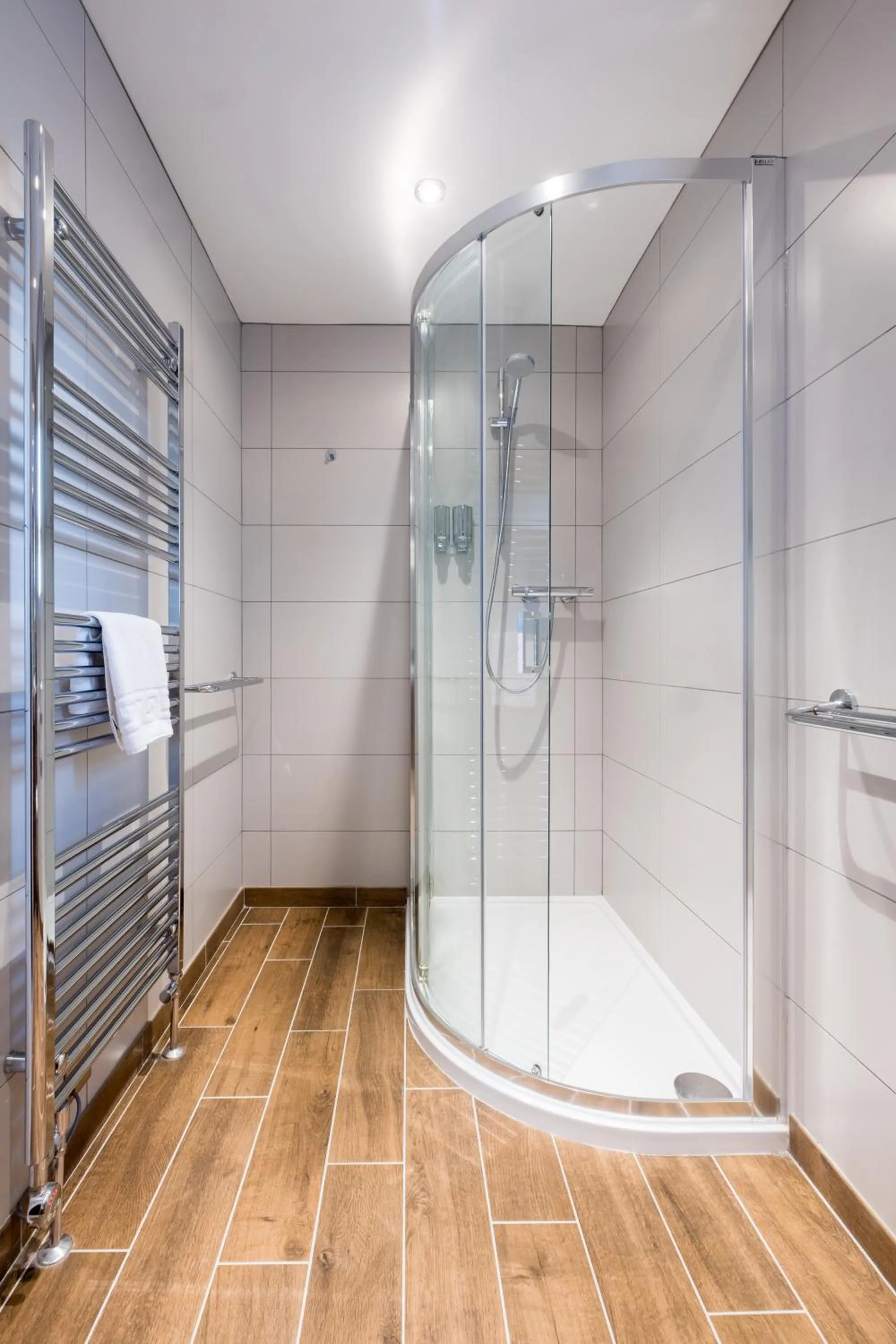 Shower in The Horseshoe Country Inn