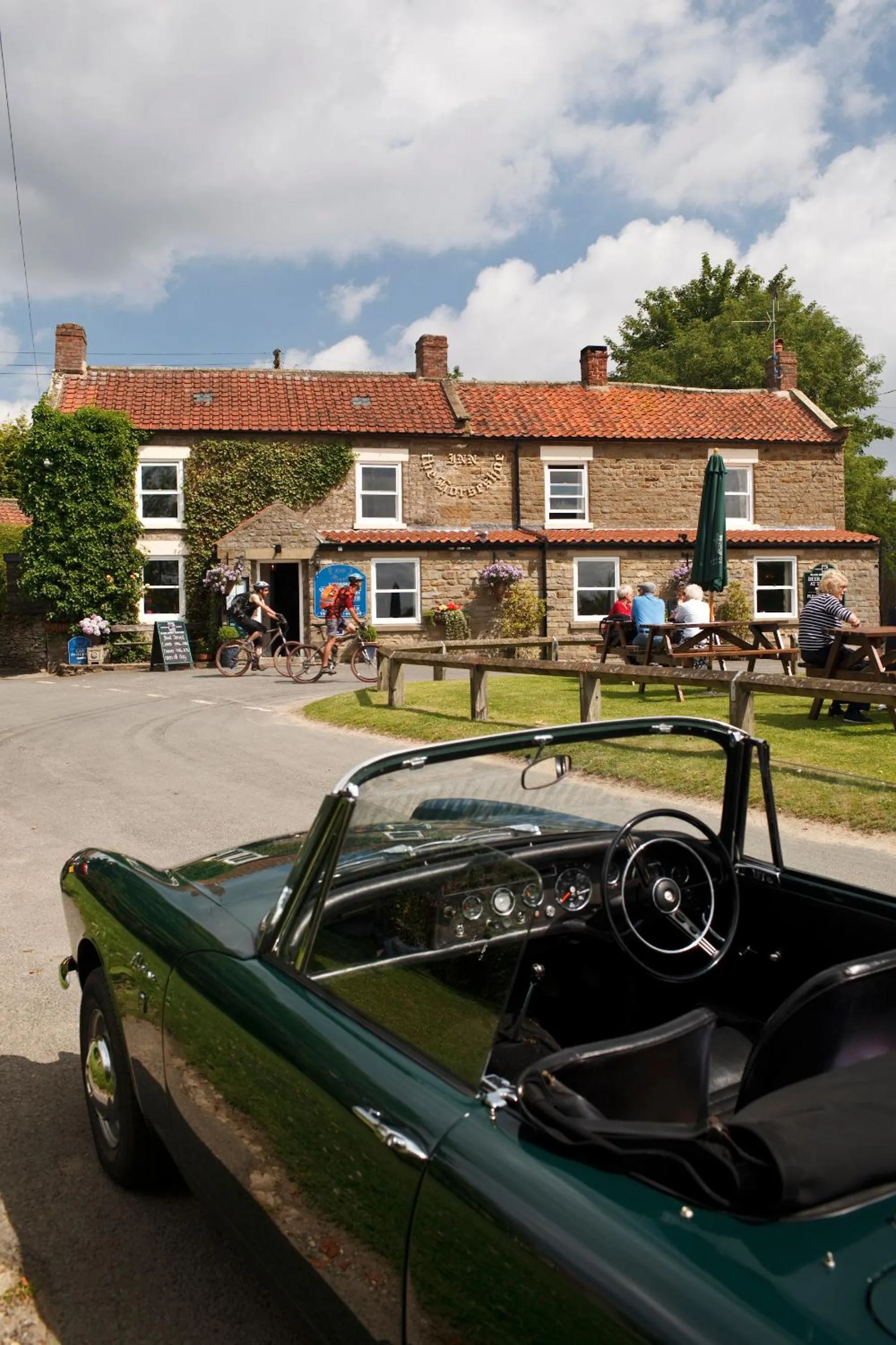 Facade/entrance in The Horseshoe Country Inn