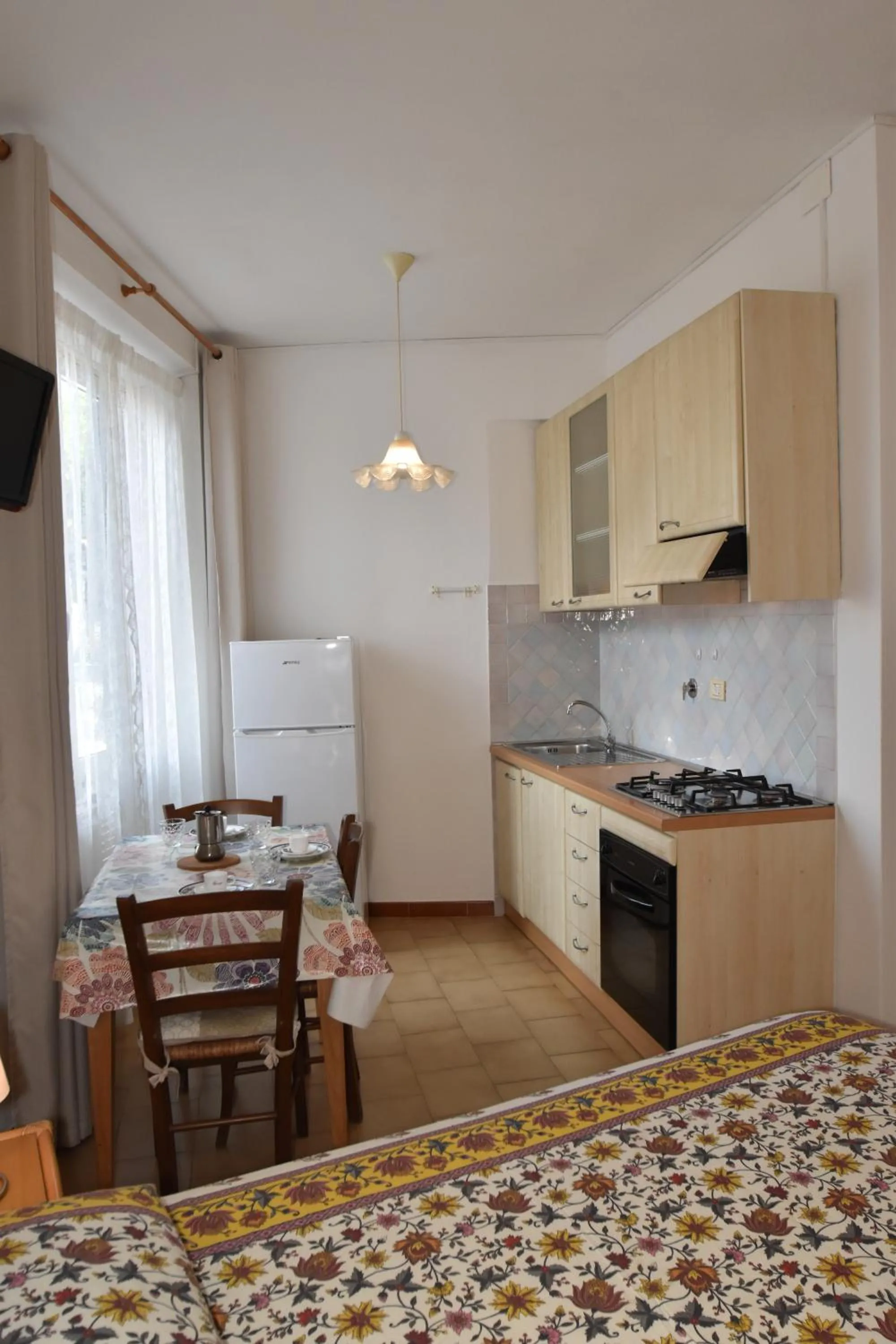 Bed in Appartamenti Olivo - 100 mt dal mare con aria condizionata