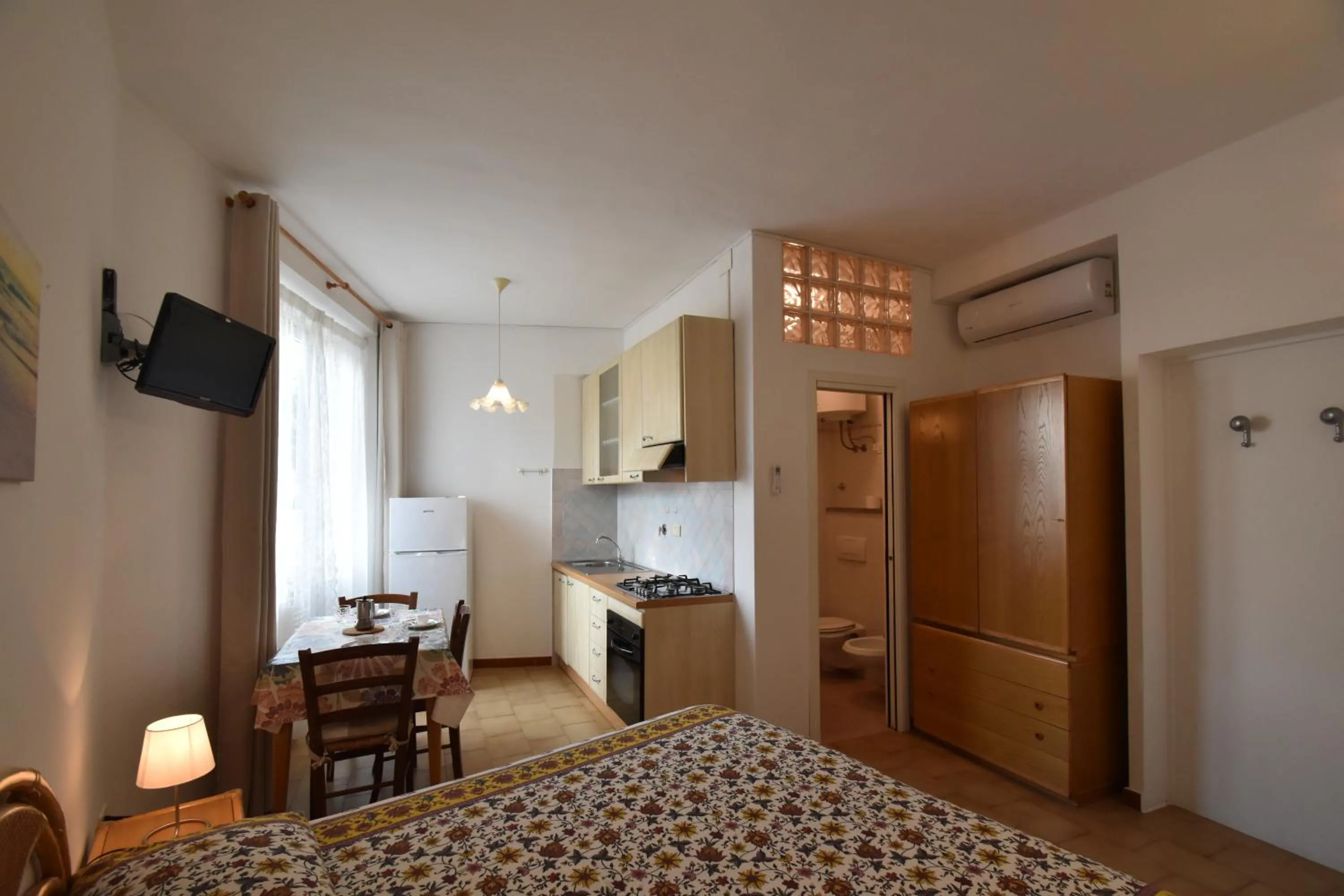 Bed in Appartamenti Olivo - 100 mt dal mare con aria condizionata