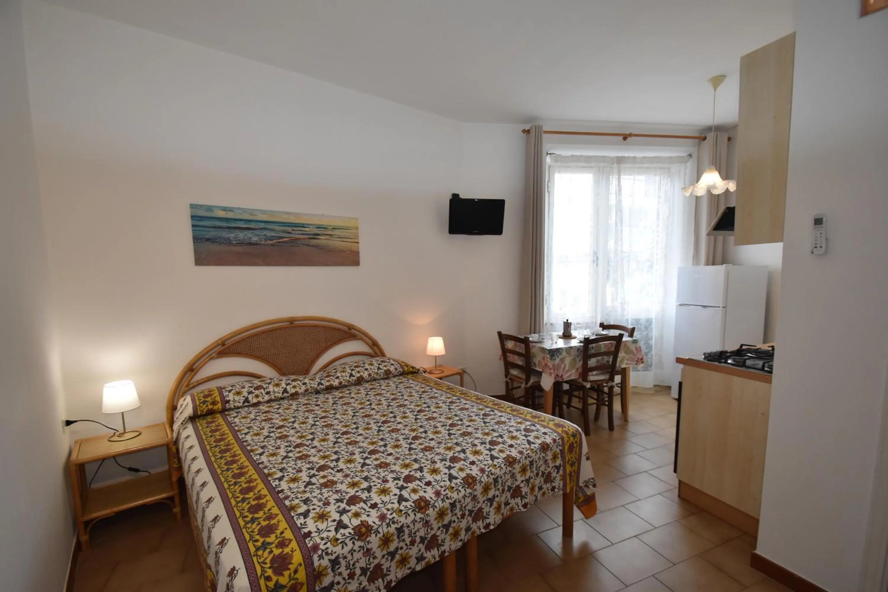 Bed in Appartamenti Olivo - 100 mt dal mare con aria condizionata