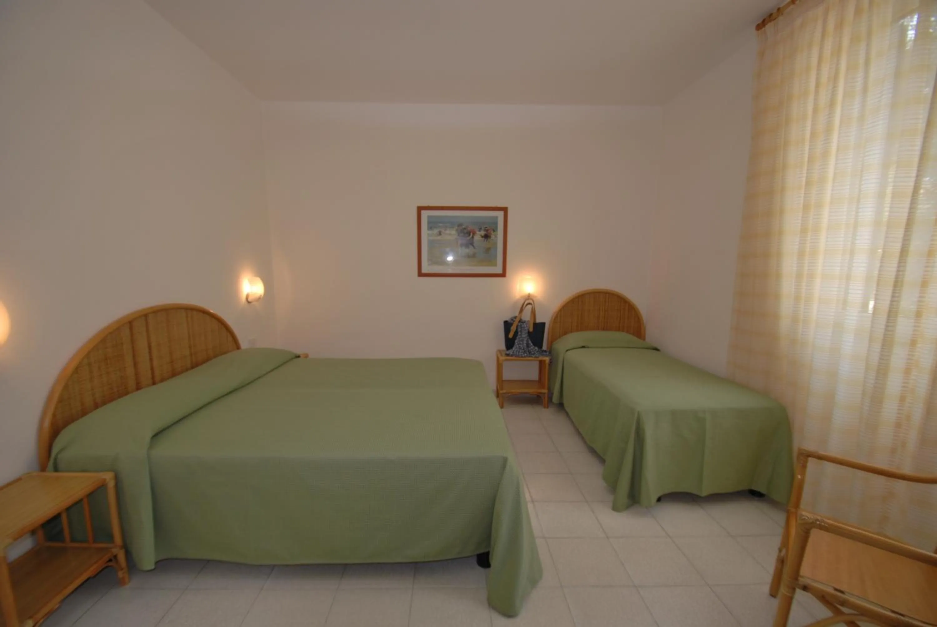 Bedroom, Bed in Appartamenti Olivo - 100 mt dal mare con aria condizionata