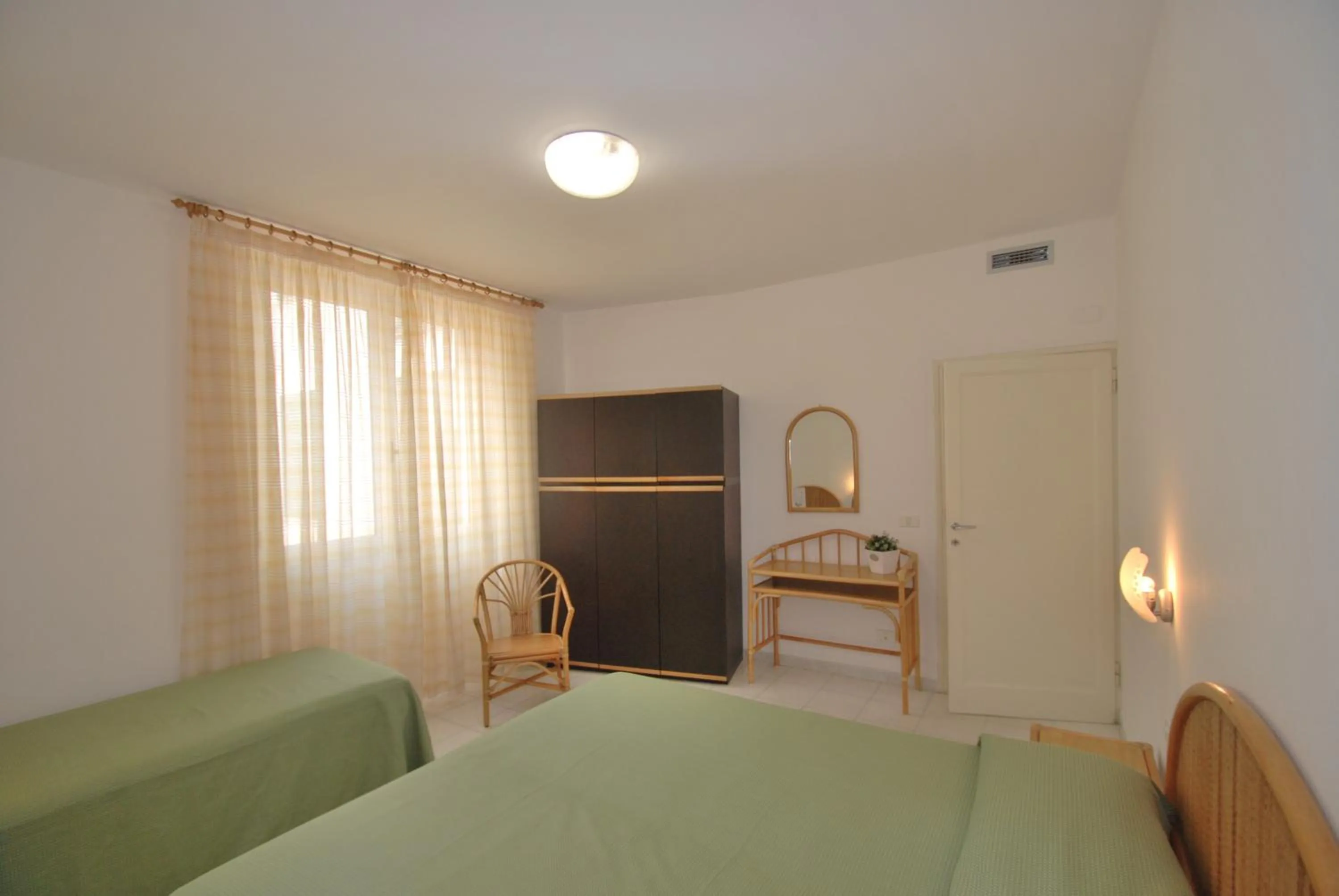 Bedroom, Bed in Appartamenti Olivo - 100 mt dal mare con aria condizionata