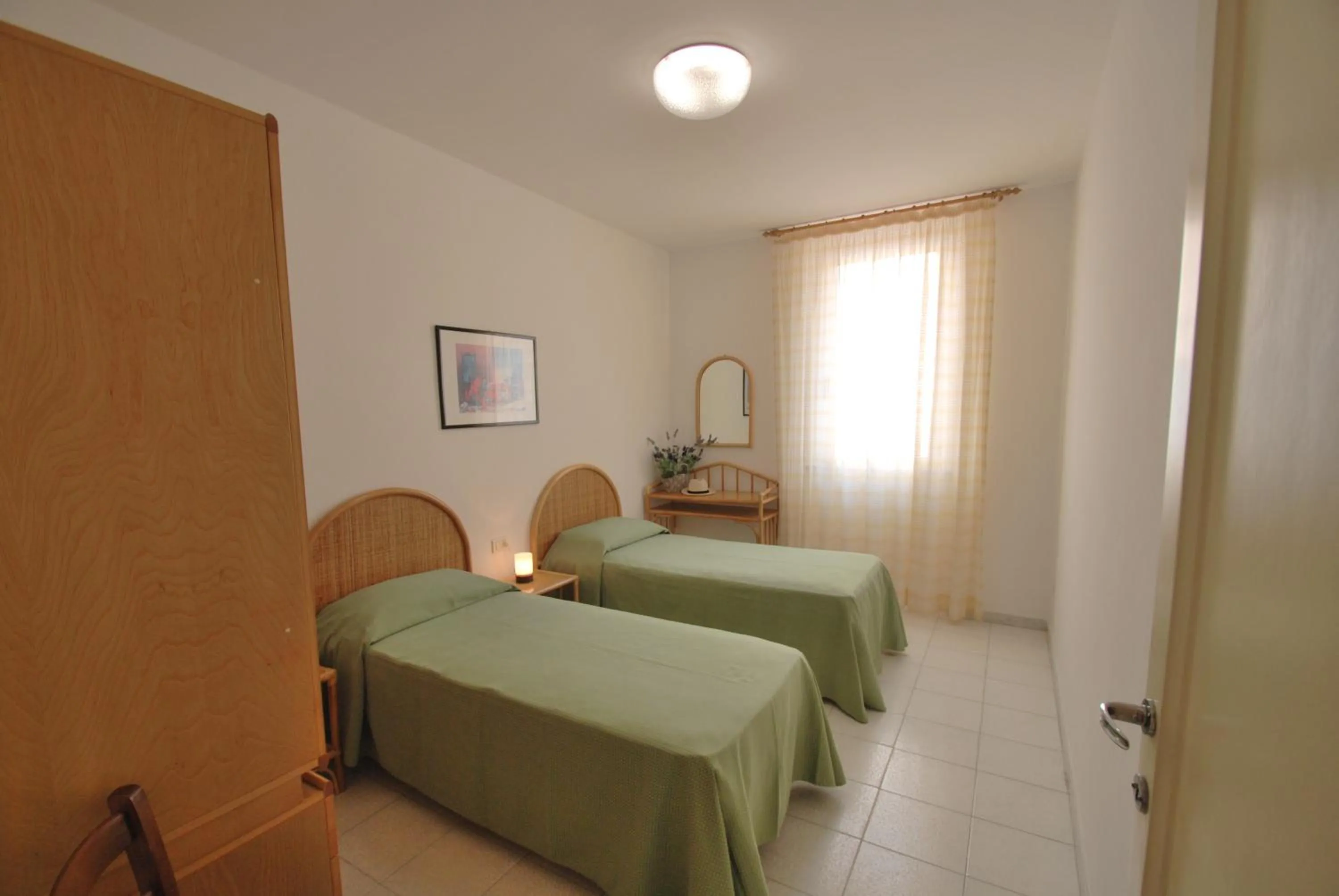 Bedroom, Bed in Appartamenti Olivo - 100 mt dal mare con aria condizionata