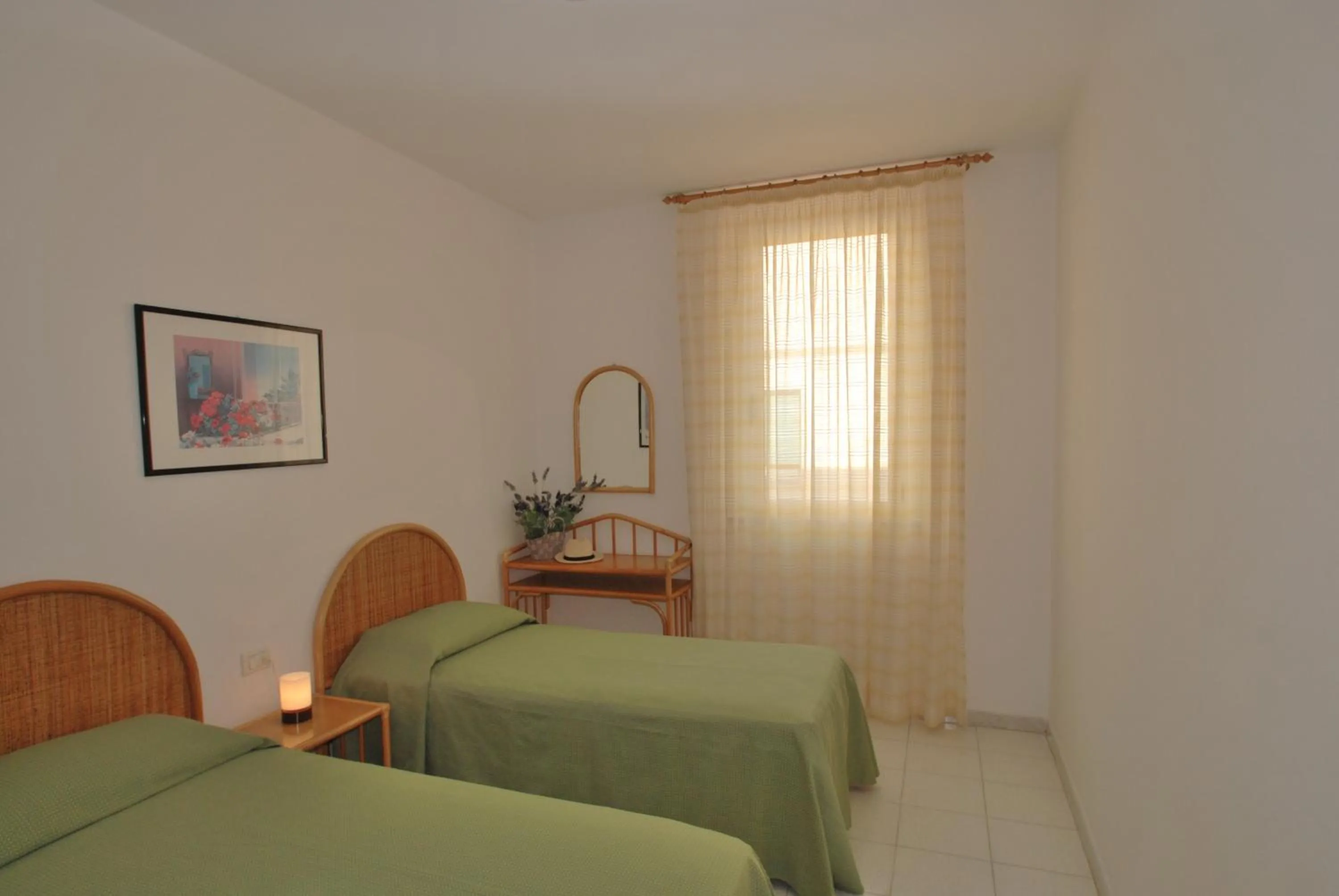 Bedroom, Bed in Appartamenti Olivo - 100 mt dal mare con aria condizionata