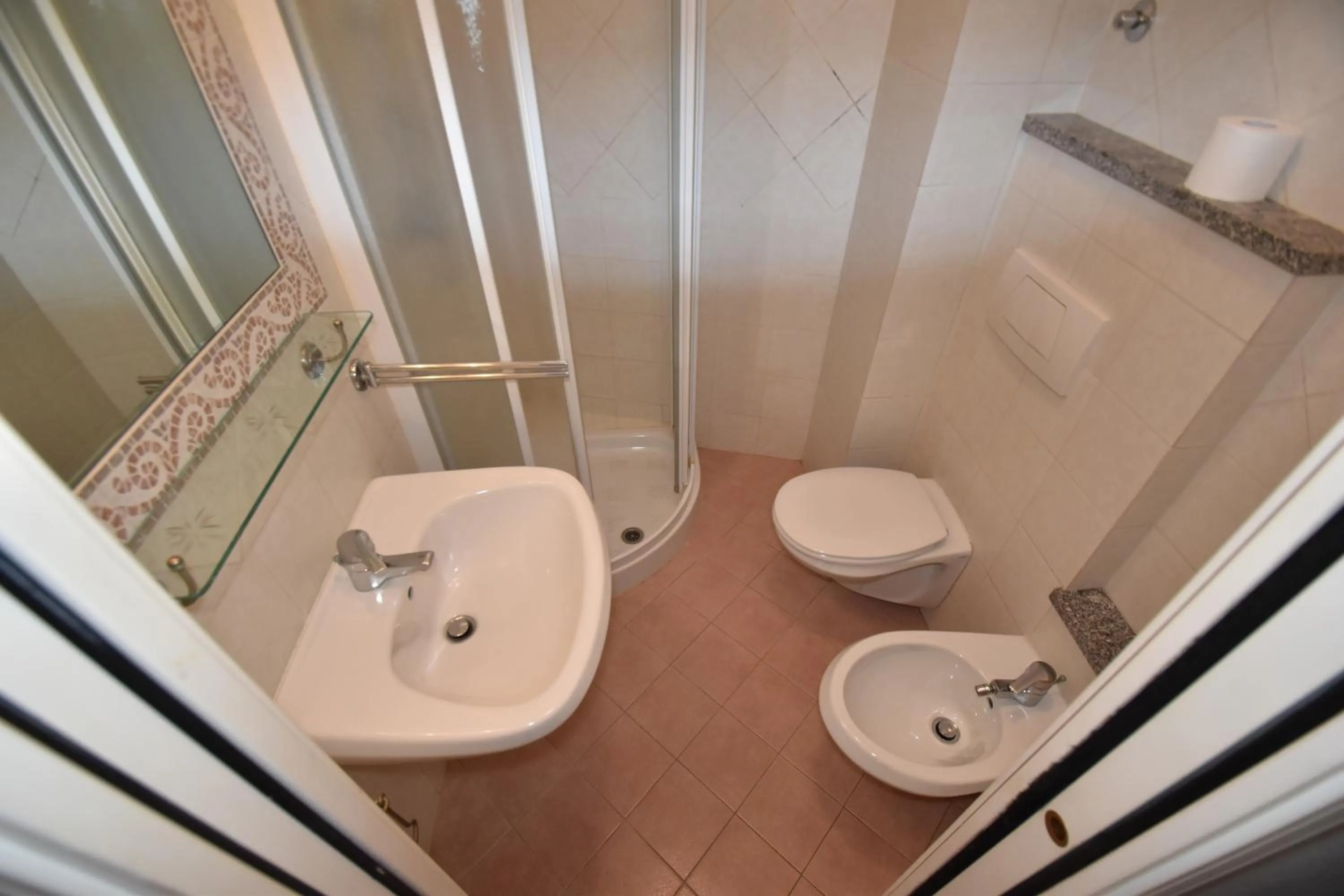 Shower in Appartamenti Olivo - 100 mt dal mare con aria condizionata