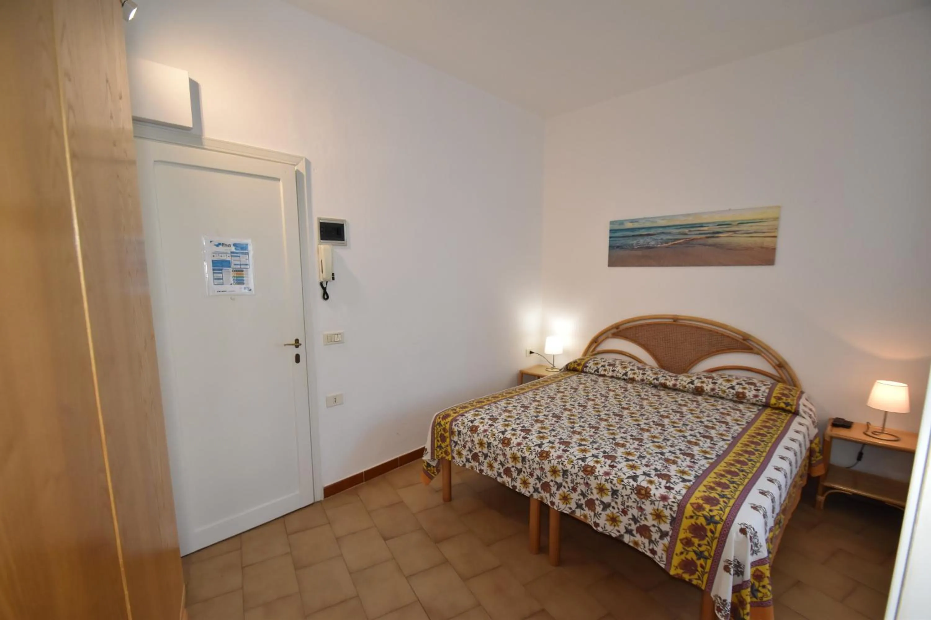 Bed in Appartamenti Olivo - 100 mt dal mare con aria condizionata