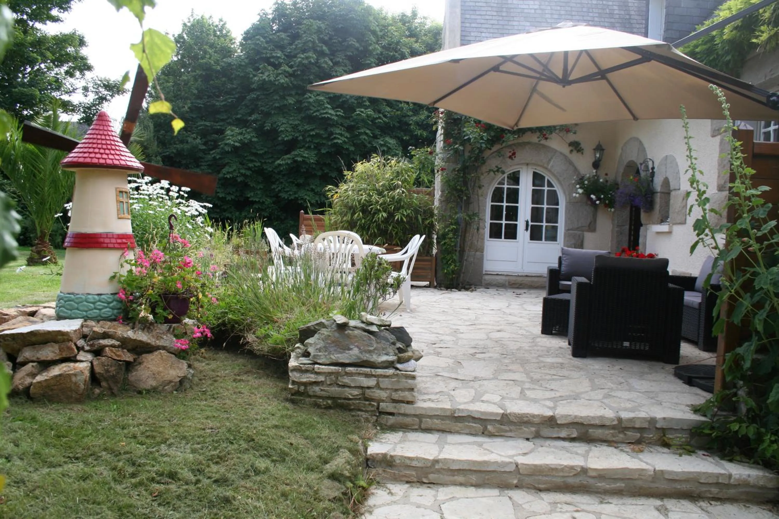 Property building in Chez Renée et Raynal B&B