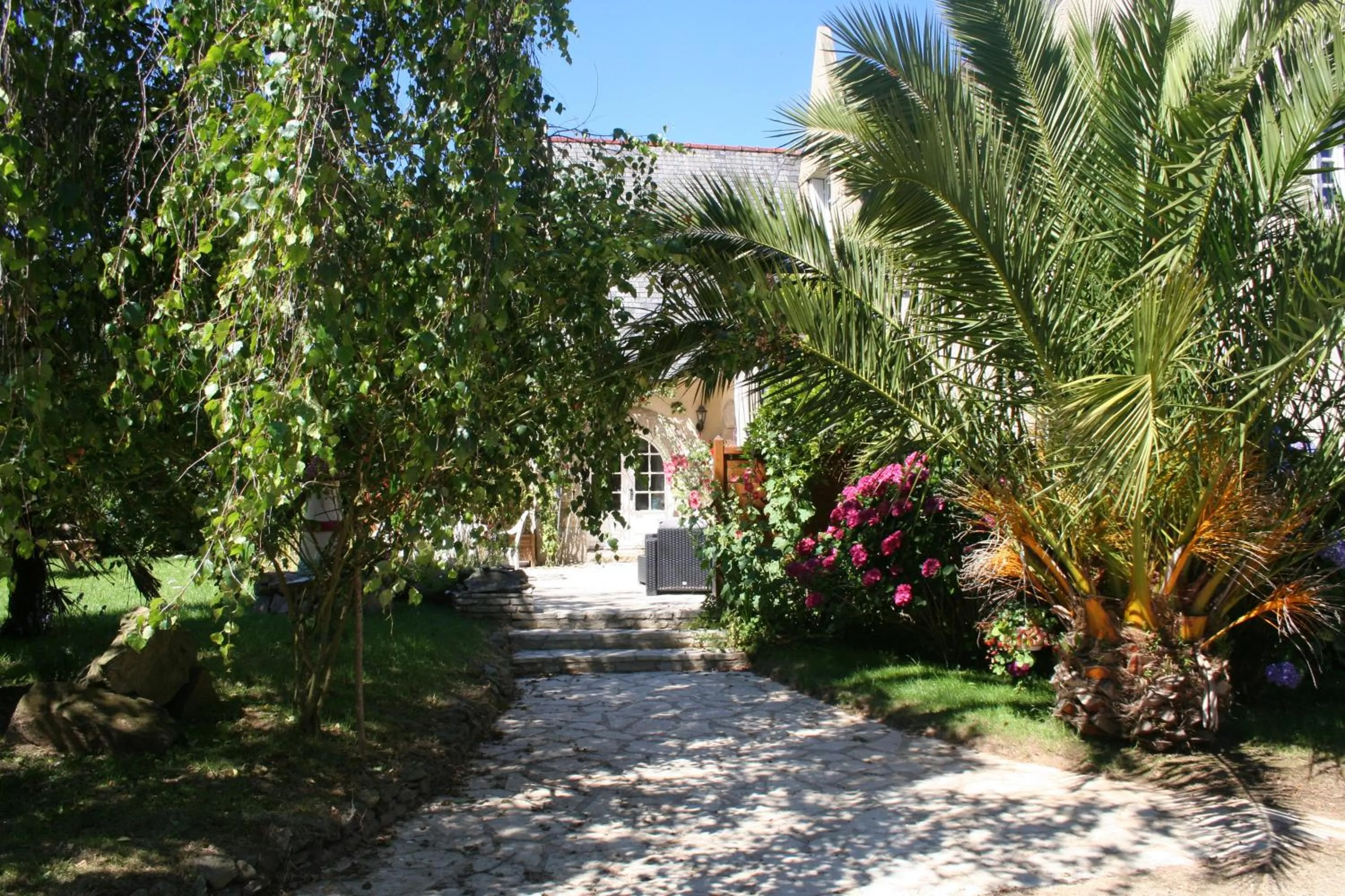 Property building in Chez Renée et Raynal B&B