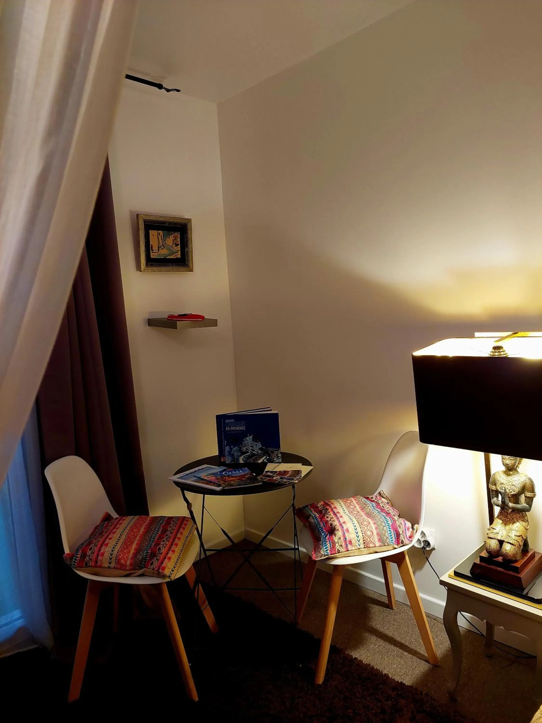 Seating area in Les Jardins d'Eleusis