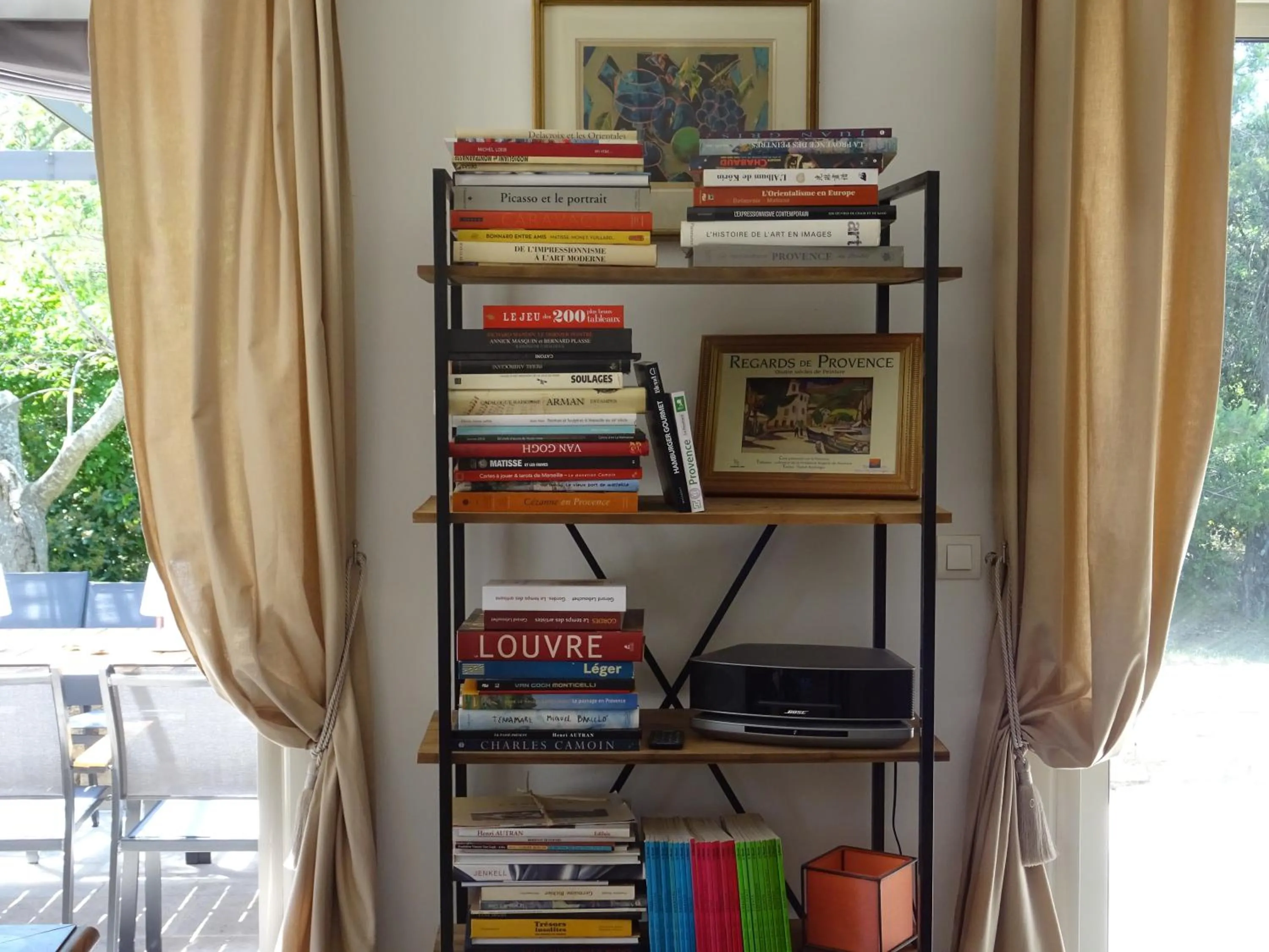 Communal lounge/ TV room in Les Jardins d'Eleusis