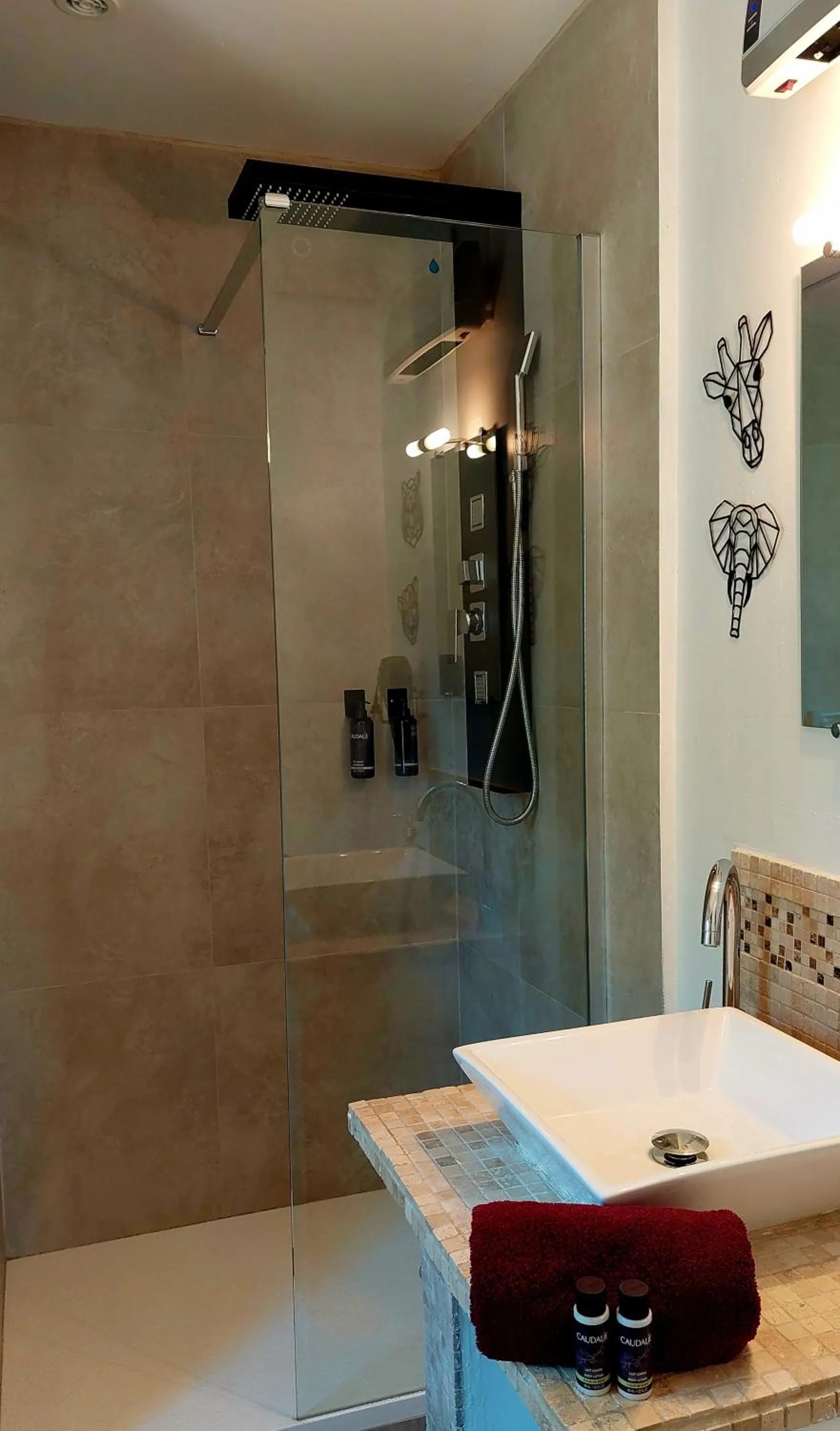 Shower in Les Jardins d'Eleusis