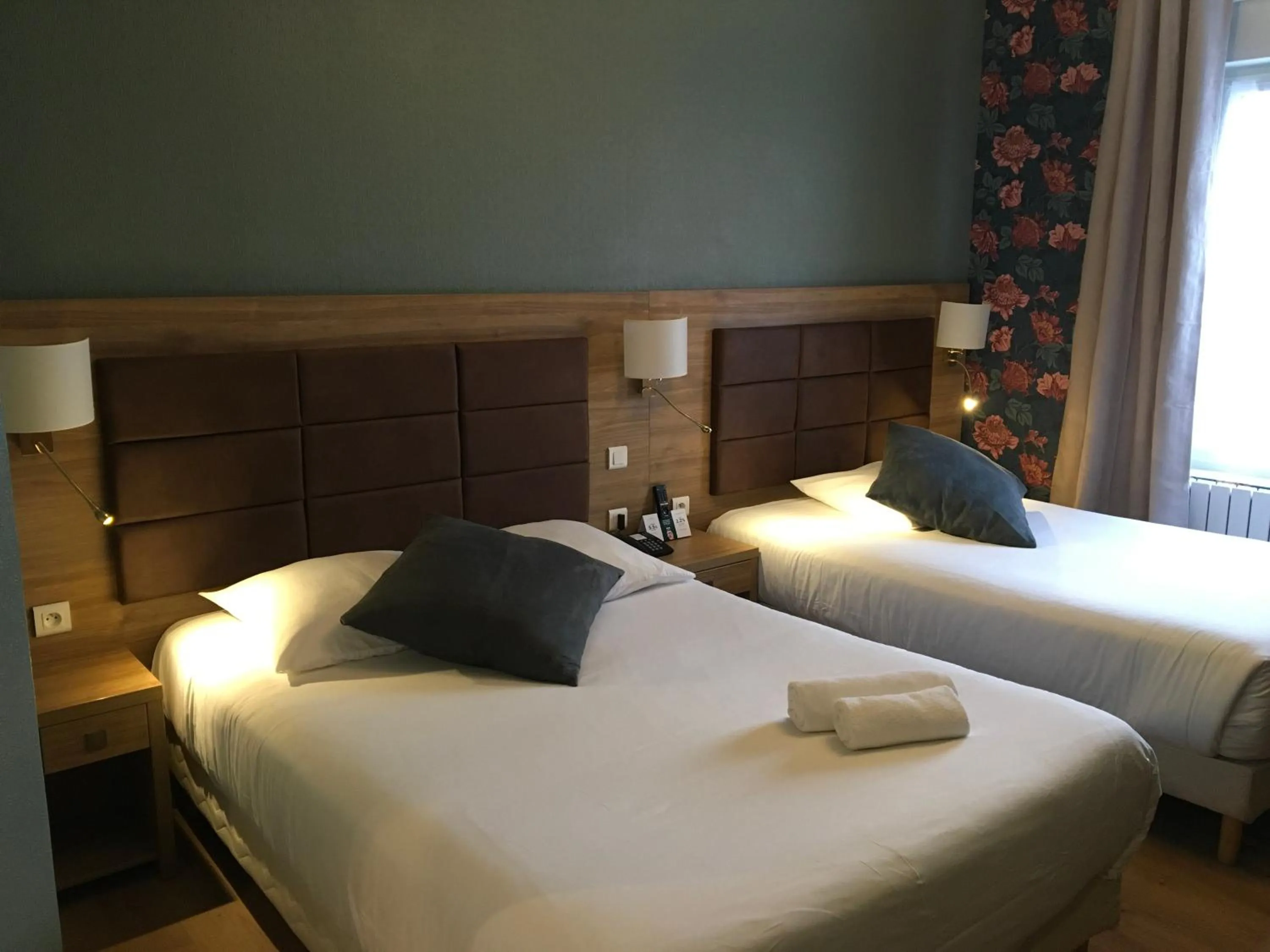 Bed in Logis Hôtel & Appartements Le Florence