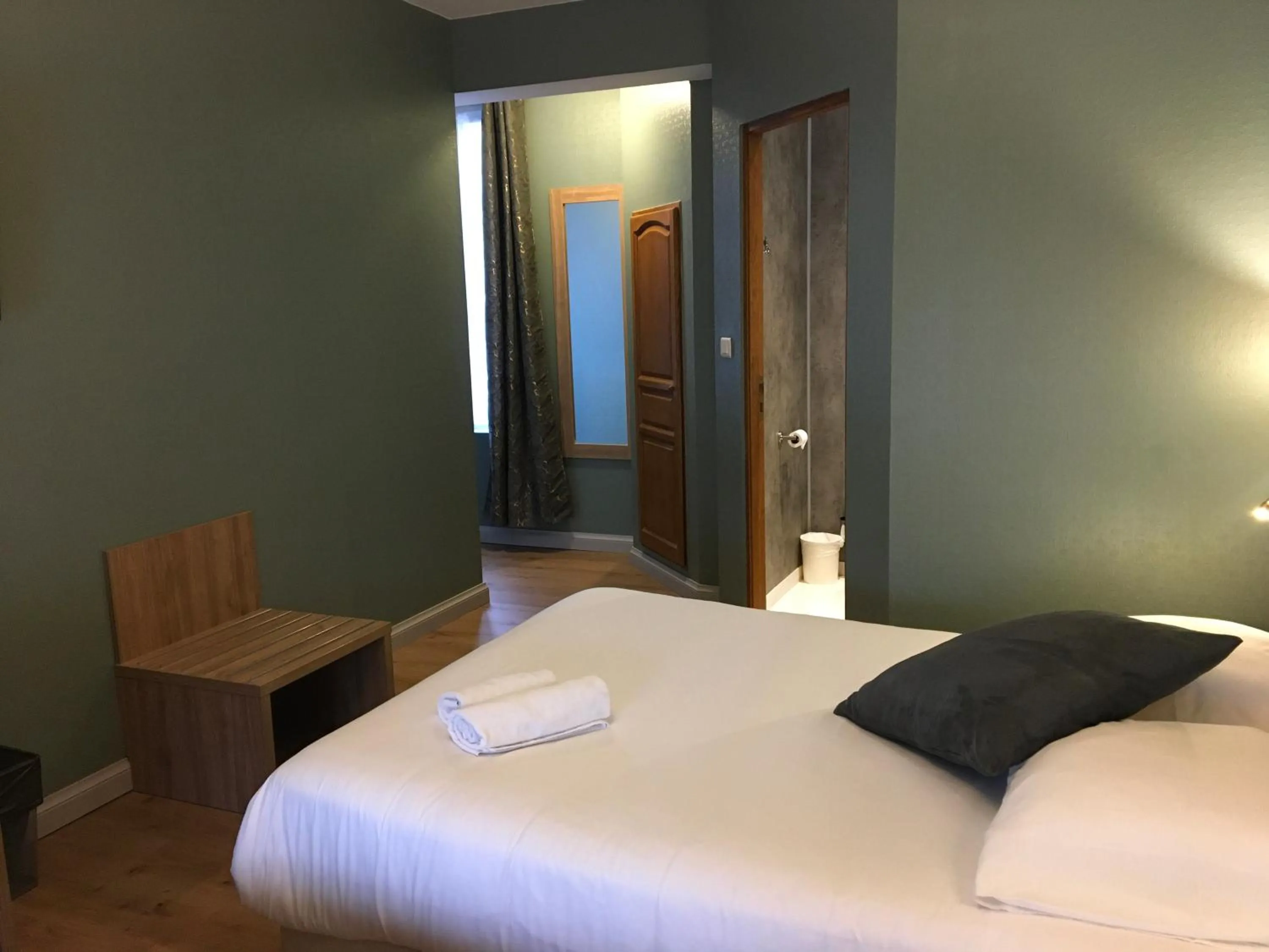 Bed in Logis Hôtel & Appartements Le Florence