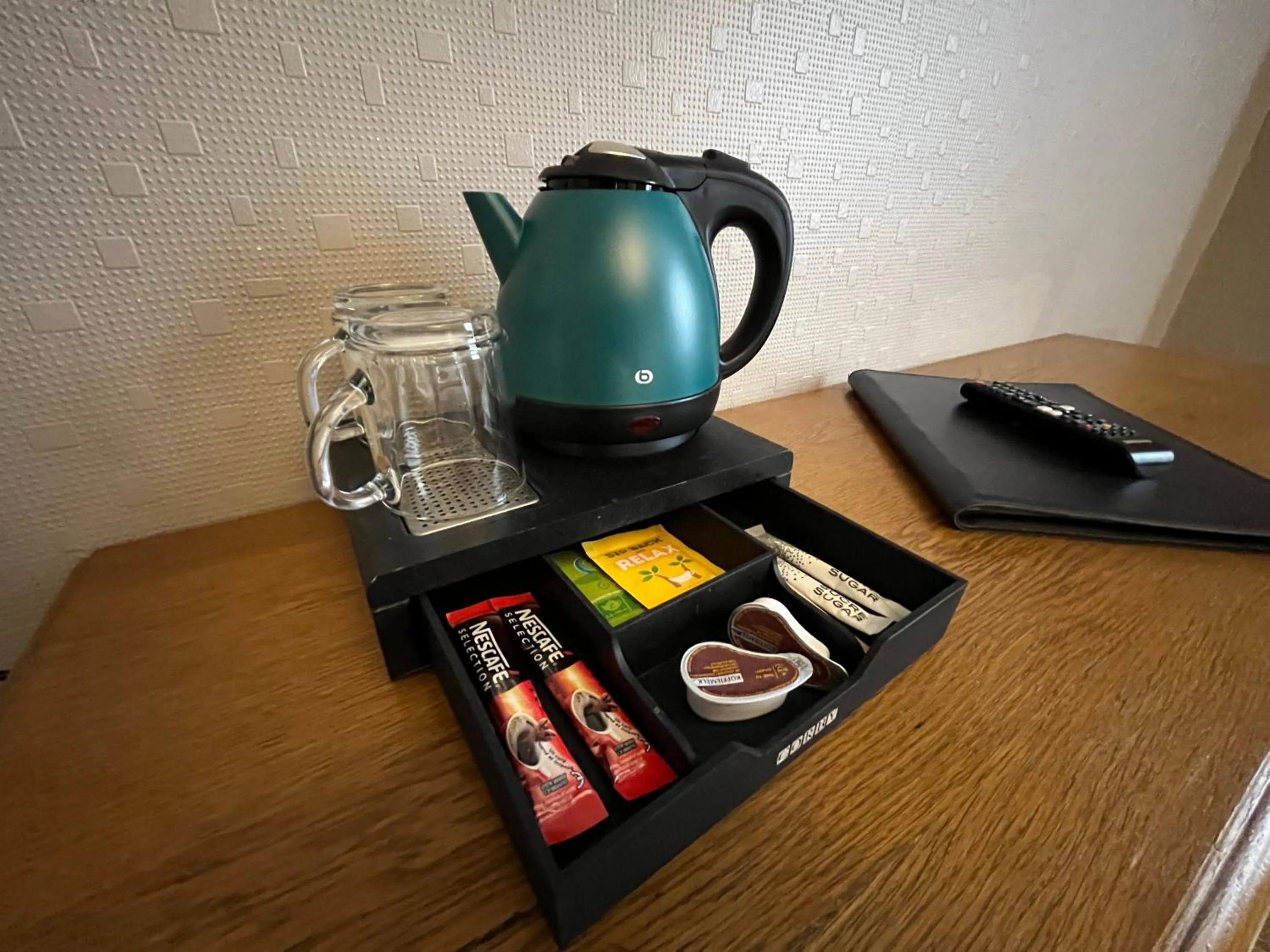 Coffee/tea facilities in Hôtel & Appartements Le Florence