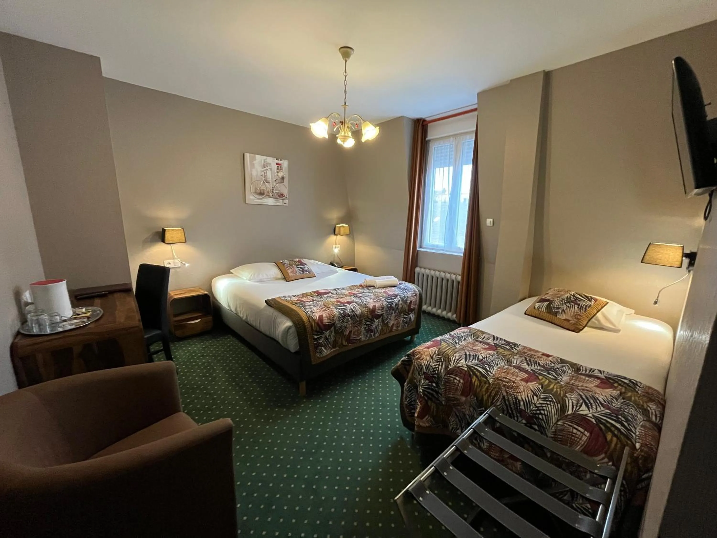 Photo of the whole room, Bed in Hôtel & Appartements Le Florence