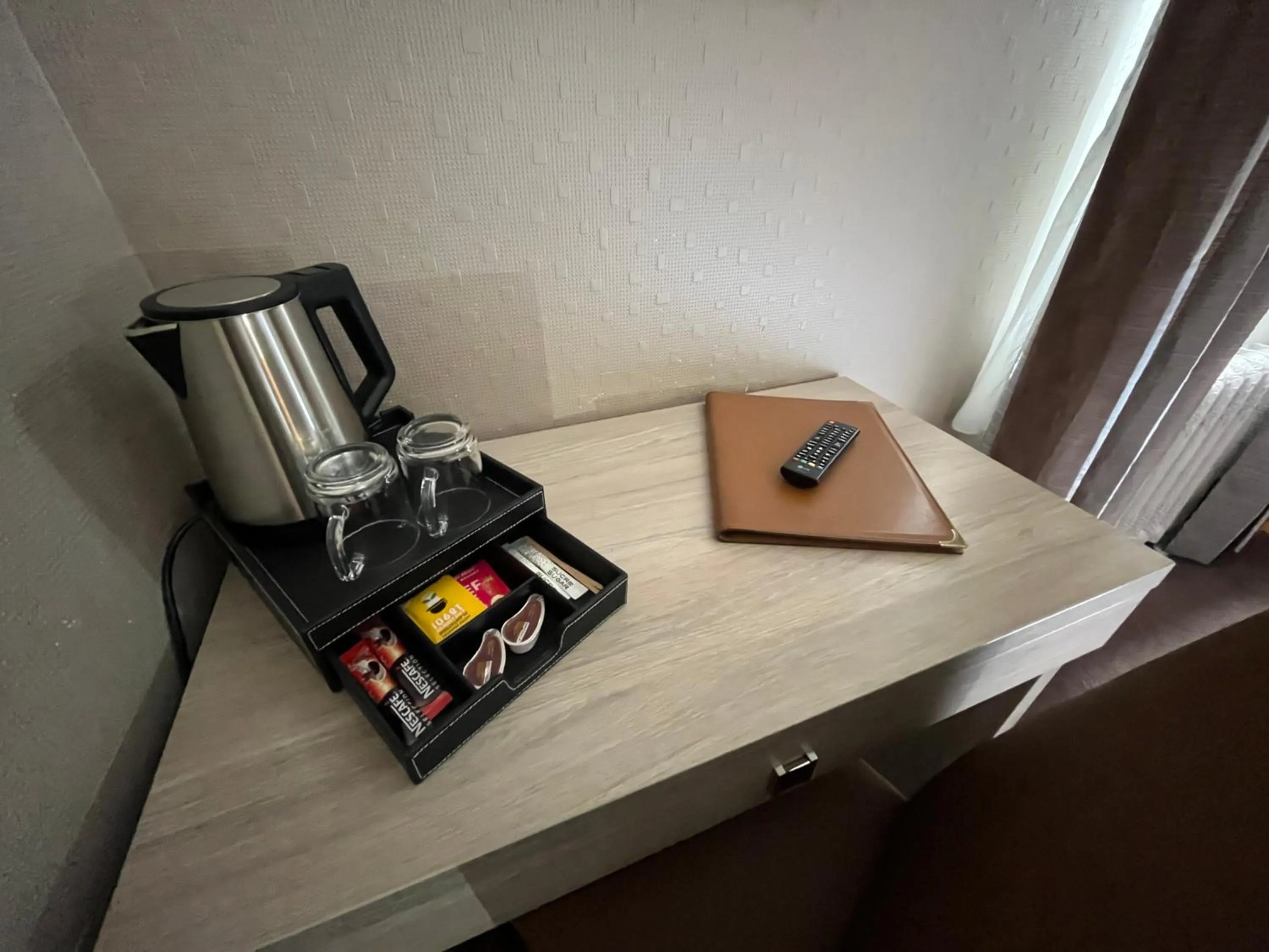 Coffee/tea facilities in Hôtel & Appartements Le Florence