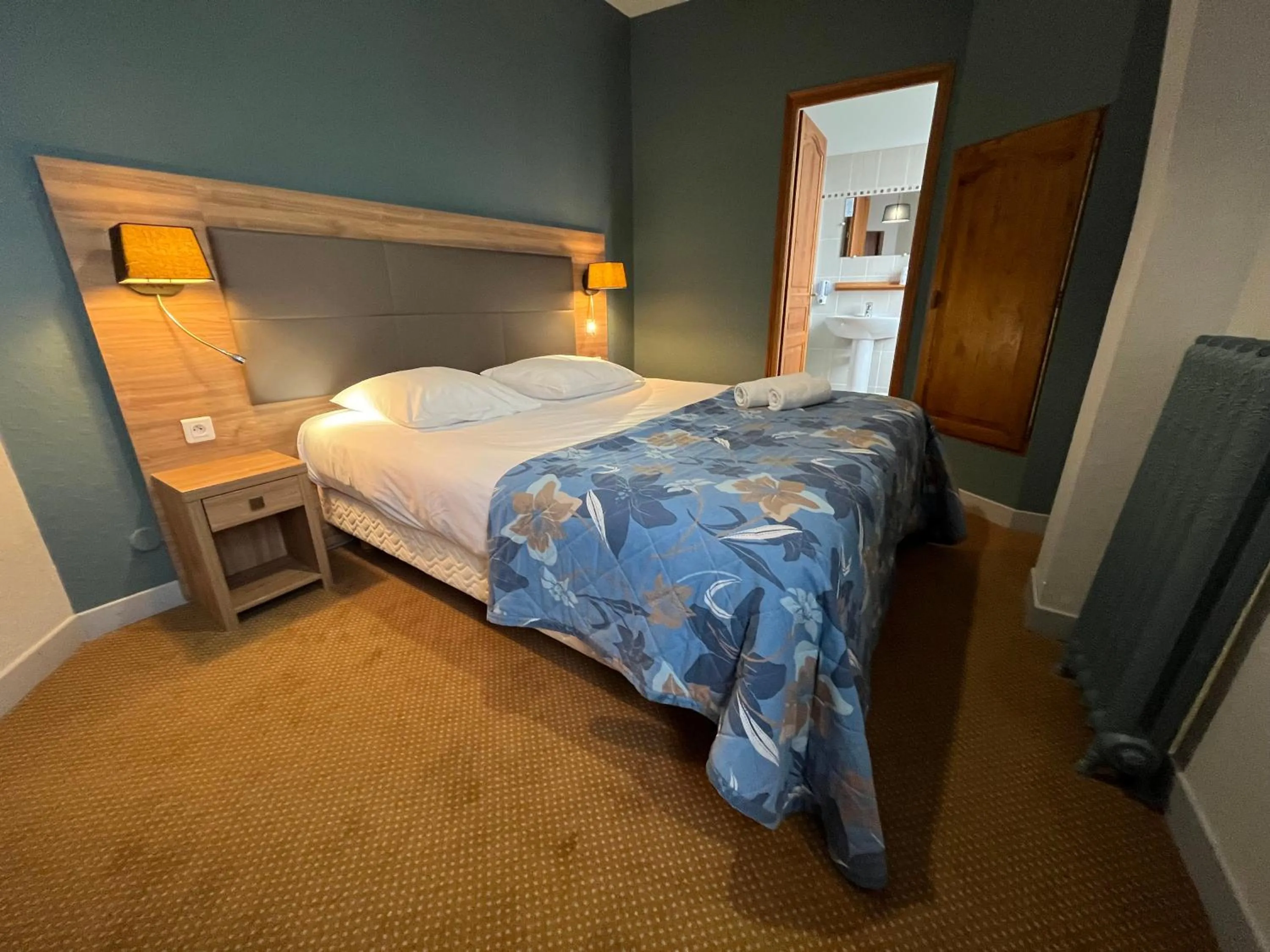 Photo of the whole room, Bed in Hôtel & Appartements Le Florence