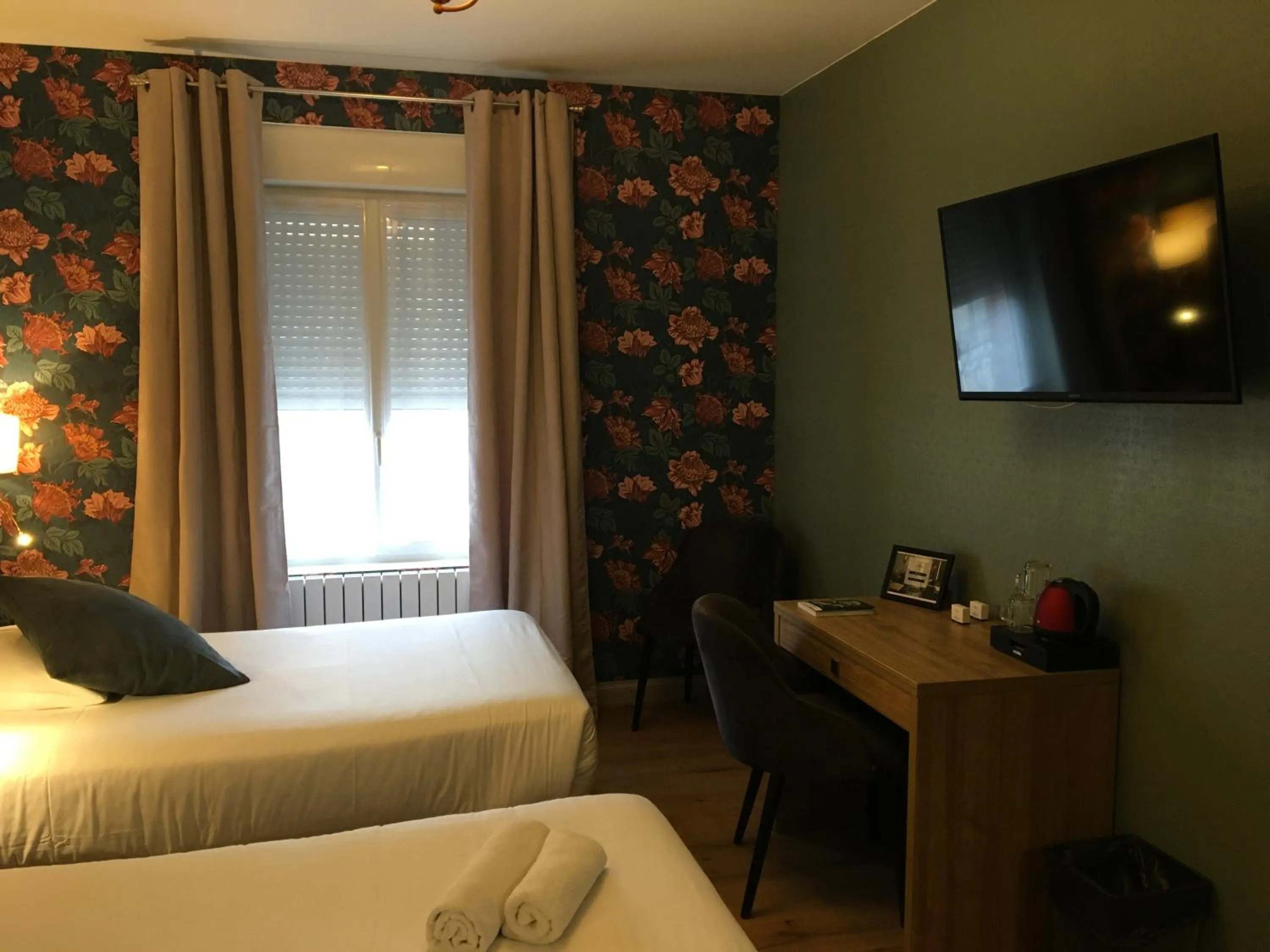 Bed in Logis Hôtel & Appartements Le Florence