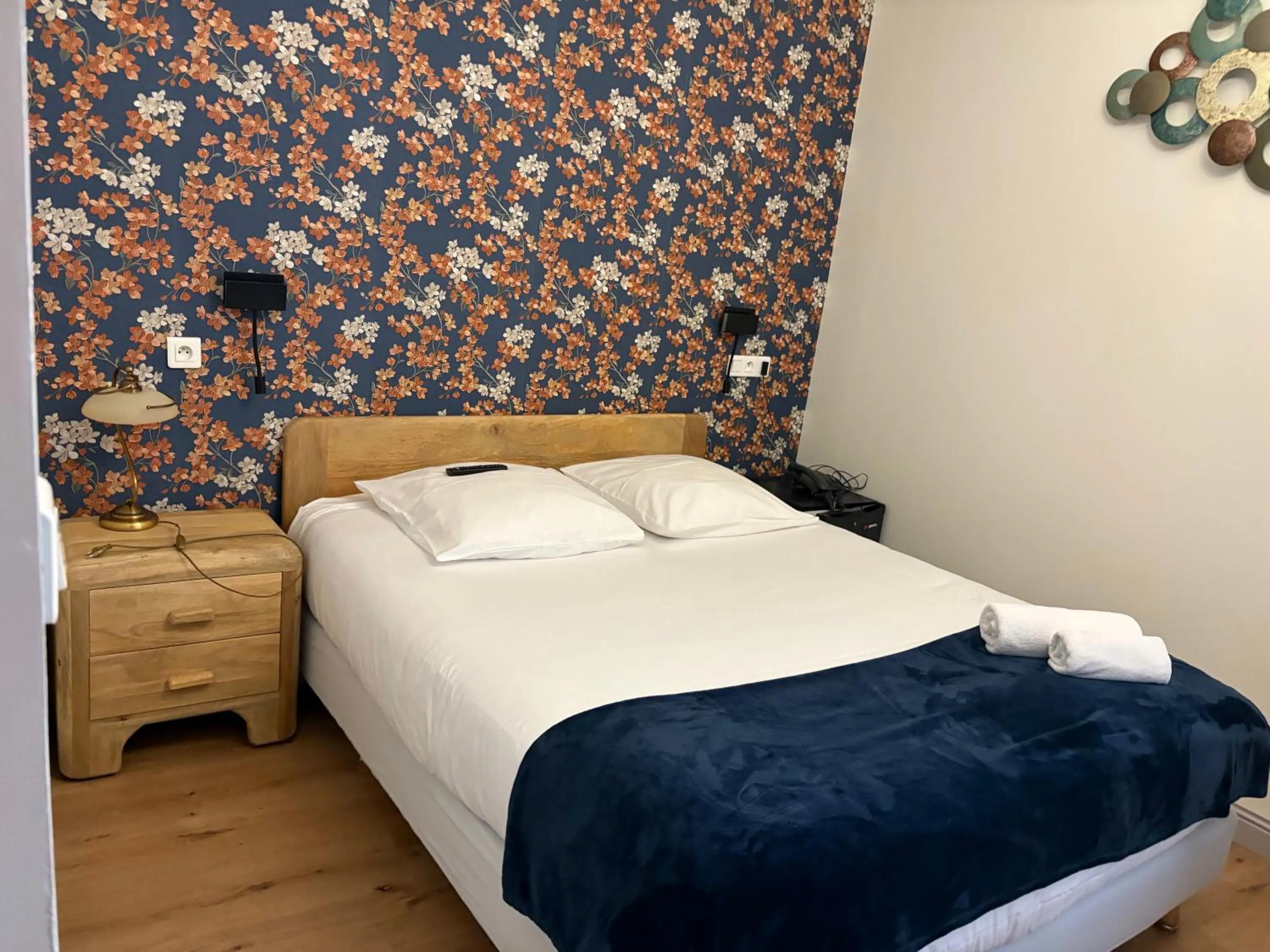 Bed in Logis Hôtel & Appartements Le Florence