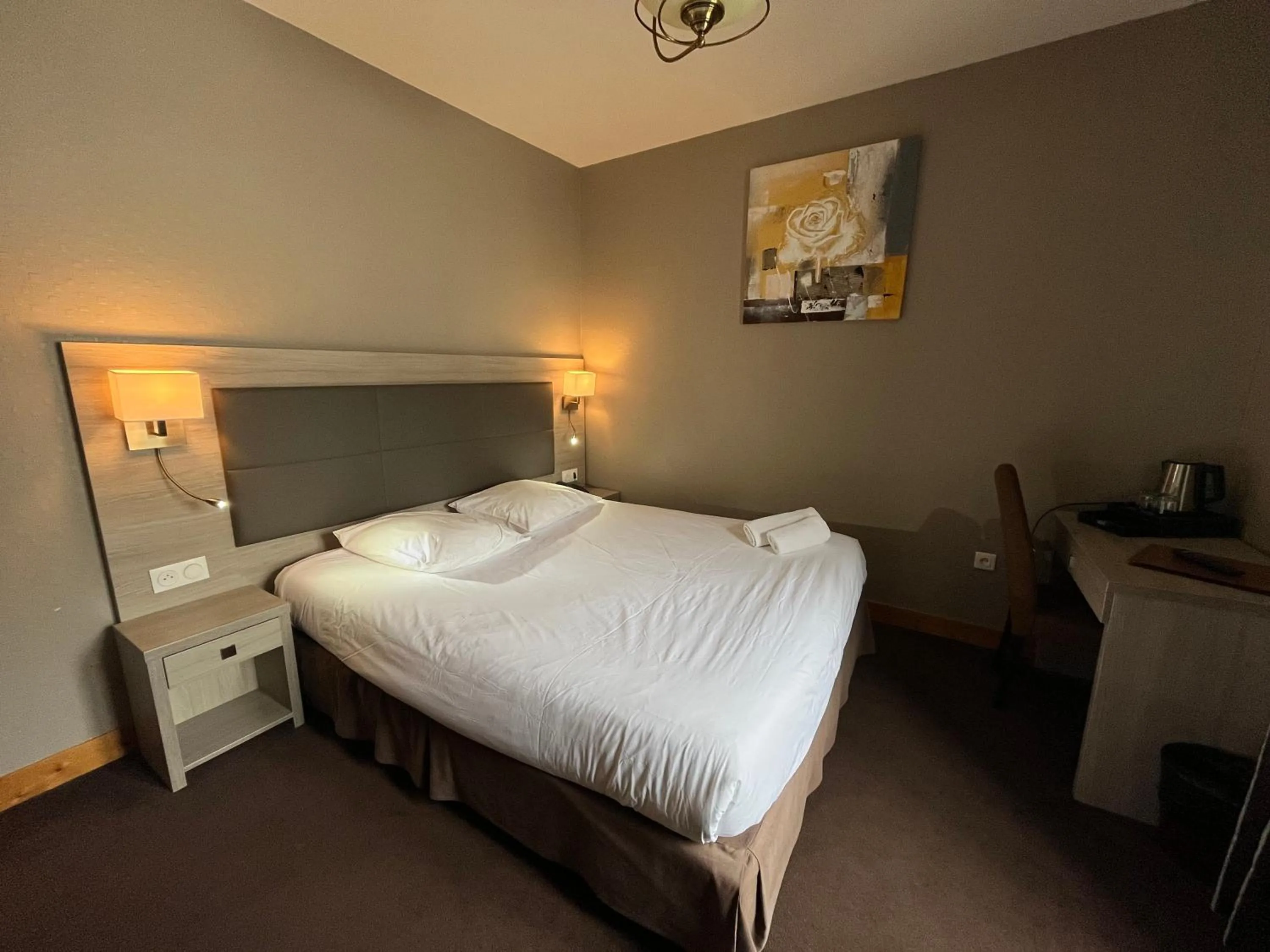 Photo of the whole room, Bed in Hôtel & Appartements Le Florence